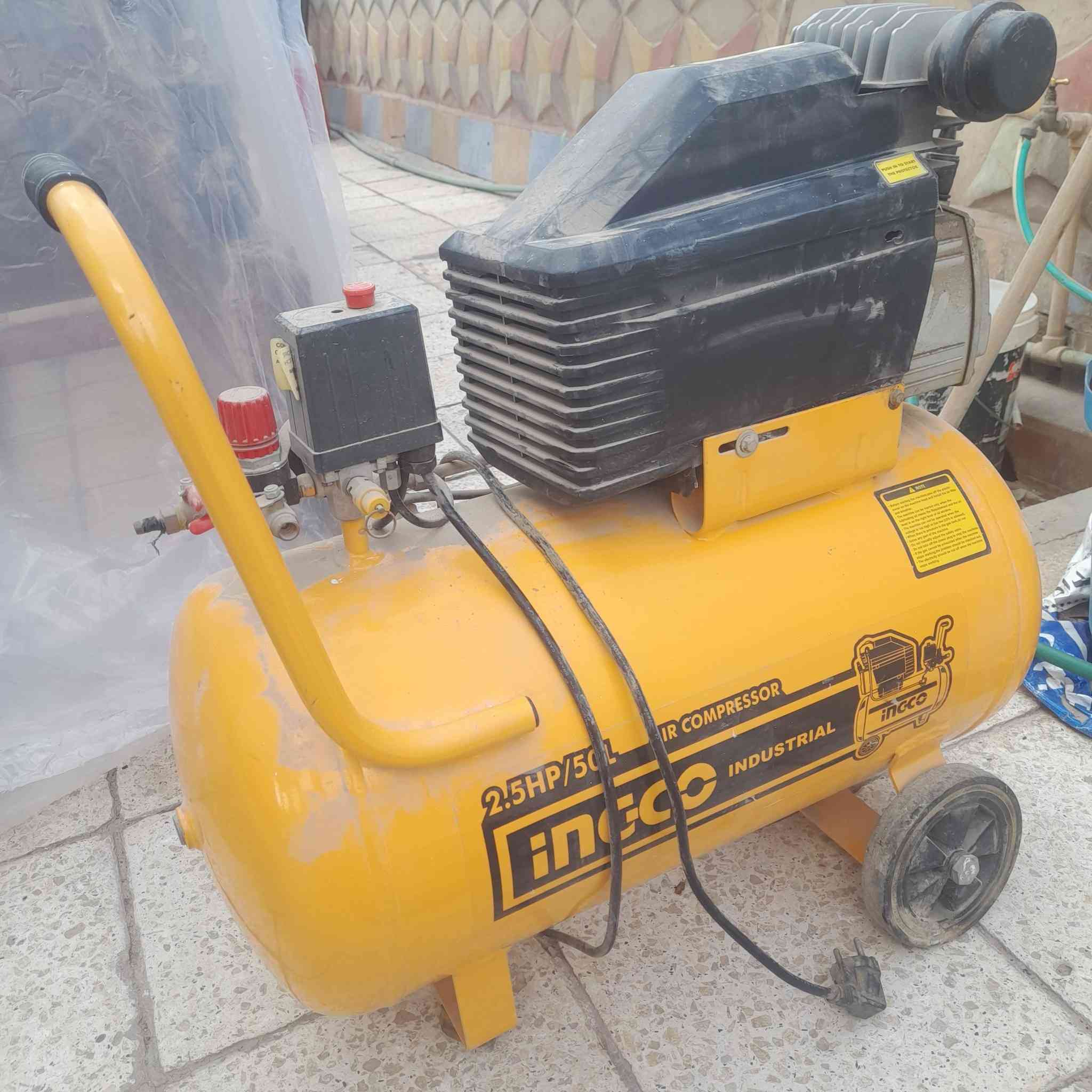 سلام عليكم غراض الكيبلات طول الواحد 17متر واحد 12متر 
وغساله أوتوماتيك  19كيلو وتانكيات ابو 1000 وابو 500 موجودات بيبان دفتري رتفاع 2ونص وطول 3امتار ***********
