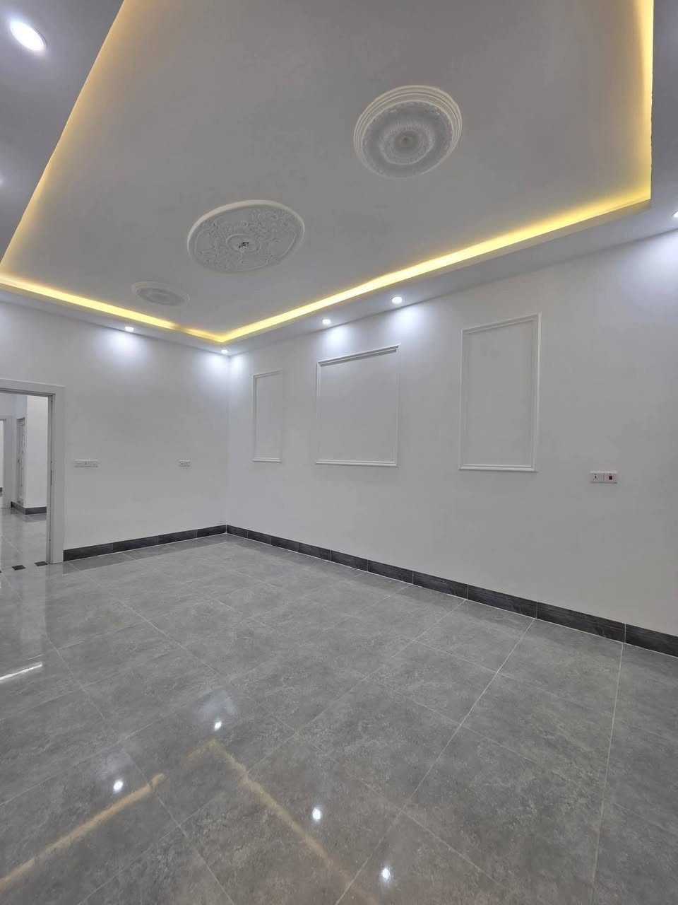 السلام عليكم بيتين زيرو للبيع / القادسية - حي الشهداء
مساحة البيت 126م الواجهه 7م ونزال 18م
الدار 4 غرف نوم صالة وسطية واستقبال ومطبخ
سعر الدار الواحد : 135 مليون وبي مجال
للاستفسار: ***********
