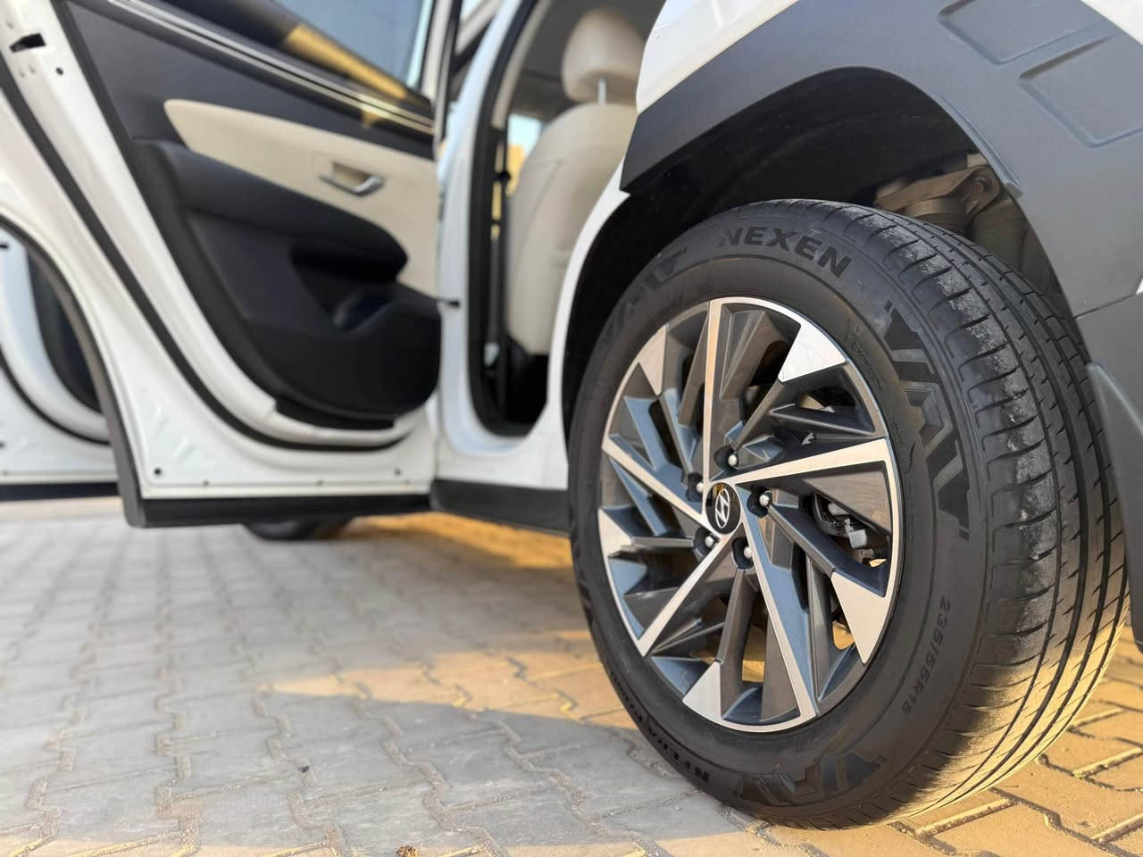 توسان موديل 24 خليجي 
السياره نضيفه ماشيه 40 الف
بيها بارد بالجنطة وبيها شخط بالباب والباقي مكفوله ومواصفاتها 
حساسات امامي خلفي 
سايد بريك بصمه 
لايت زينون اصلي شركه 
ويل كب عدد 5
كشنات كهرباء 
تبريد قطعتين 
بردات خلفيه 
نضام مانع انزلاق ونضام نزول منحدرات جبليه 
3 اوضاع قياده سبورت وايكو وعادي 
اشاير بالمري 
مثبت سرعه كروز 
شاحن واير ليس

السعر 210
الله يرزقع الجميع ويسهل امور الجميع 
مكان السياره النجف الاشرف
للتفاصيل اكثر واتساب 
*********** النجف, العراق
