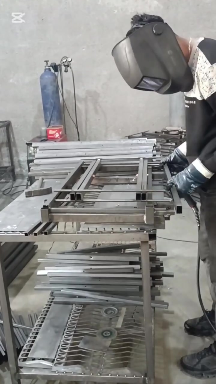 أساس الطاولة الذكية الأقوى في سوريا صار عندك وبسعر المصنع! 🇸🇾⚙️🛠️
​يا معلم.. سوقك عم يطلب التميز وتوفير المساحة؟ نحن بورشاتنا عم نصنعلك الهيكل المعدني (الميكانيزم) الأساسي لـ الطاولة الذكية بجودة "حديد صب" وما بتعرف المزح.
​✅ متانة خارقة: بتتحمل أوزان تقيلة وما بتفتل ولا بتهز مع الوقت.
✅ سلاسة ميكانيكية: فتح وتسكير ناعم متل الحرير لزبونك.
✅ سعر المصنع الصافي (بالدولار): خذه من رأس النبع وارفّع مبيعات ورشتك.
✅ توصيل متوفر: لكل المحافظات السورية.
​لا تخلي موديلاتك قديمة.. حدّث شغلك بقطعة بتبيع حالها.
​📞 للتواصل والاستفسار (واتساب أو اتصال): https://wa.me/905396319551
📍 شركة آفاق للمناشر المعدنية - أصالة الصناعة السورية.
​#طاولة_ذكية #آفاق_للحديد #نجارة #مفروشات #صناعة_سورية #موبيليّا #حلب #دمشق #أثاث_ذكي #Smart_Furniture #Syria #Reels


**إذا كنت صاحب هذا الإعلان وتريد حذفه لأي سبب، رجاءا أرسل رسالة إلى الدعم الفني**