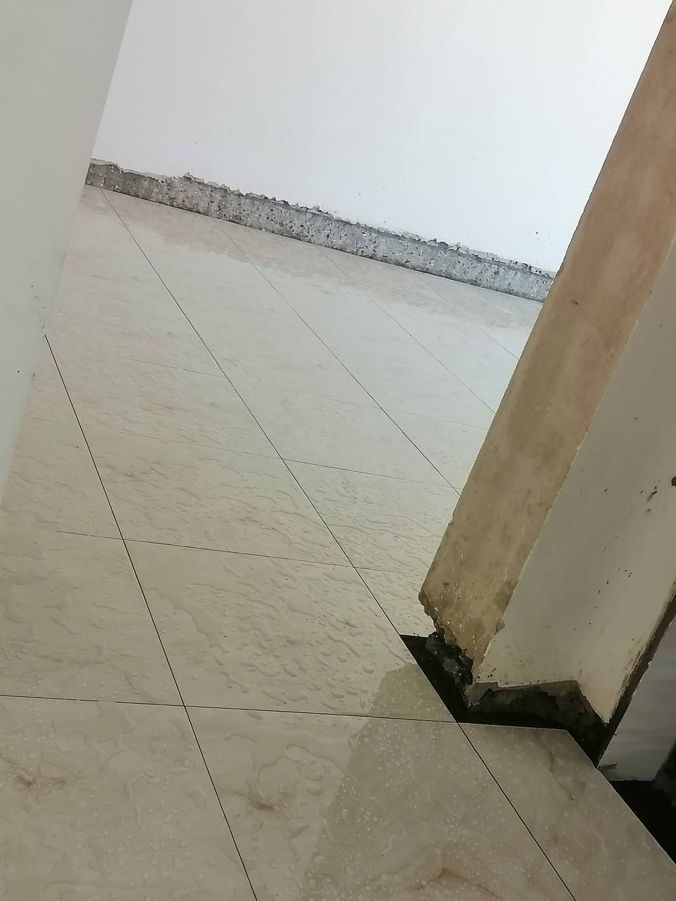 السلام عليكم خلفه سراميك جدران وارضيات شغل درجه اولئ ***********
