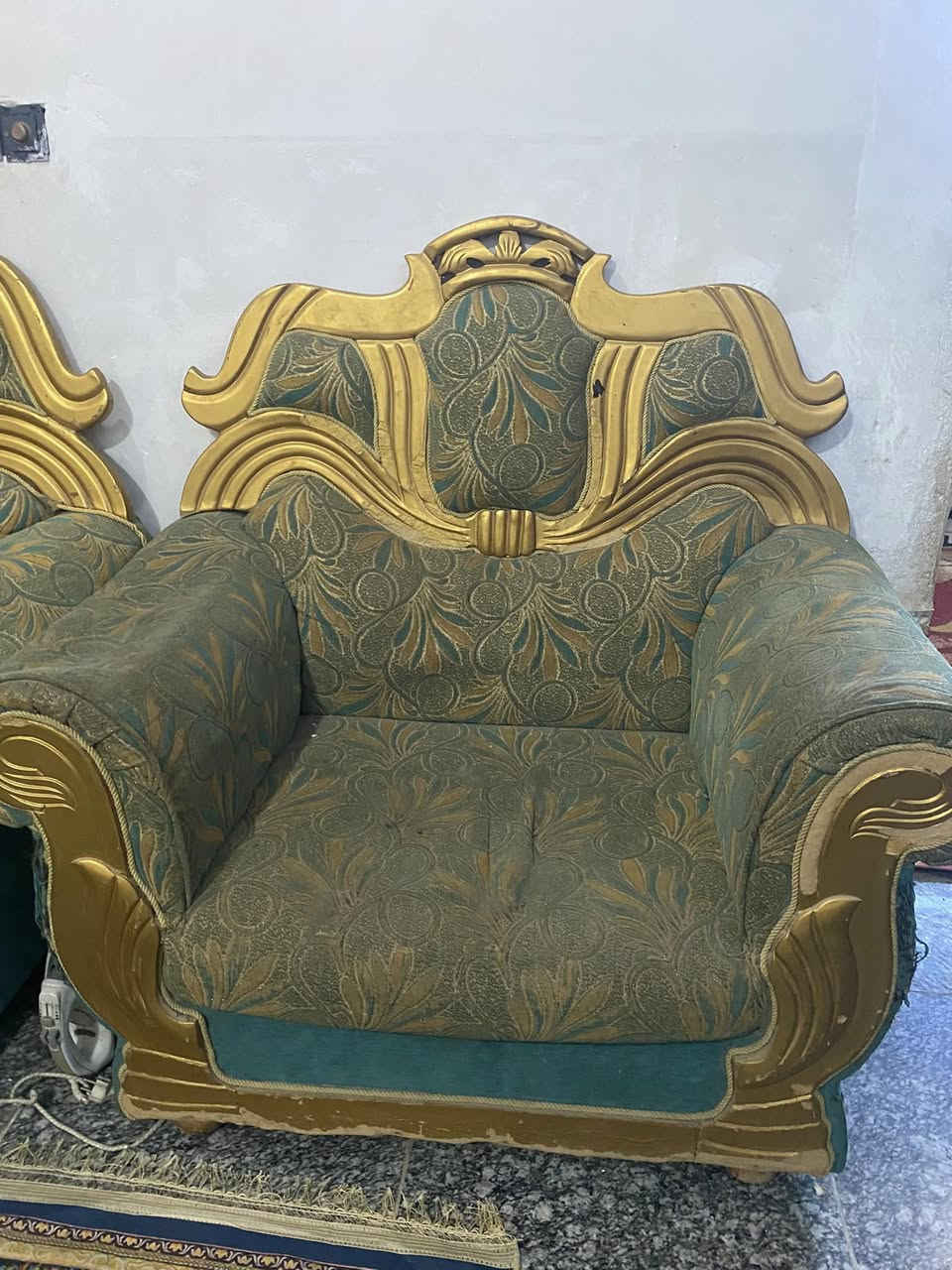 تخم مستخدم نضيف للبيع عشر مقاعد خمس قطع 
*********** للاستفسار اتصال فقط
