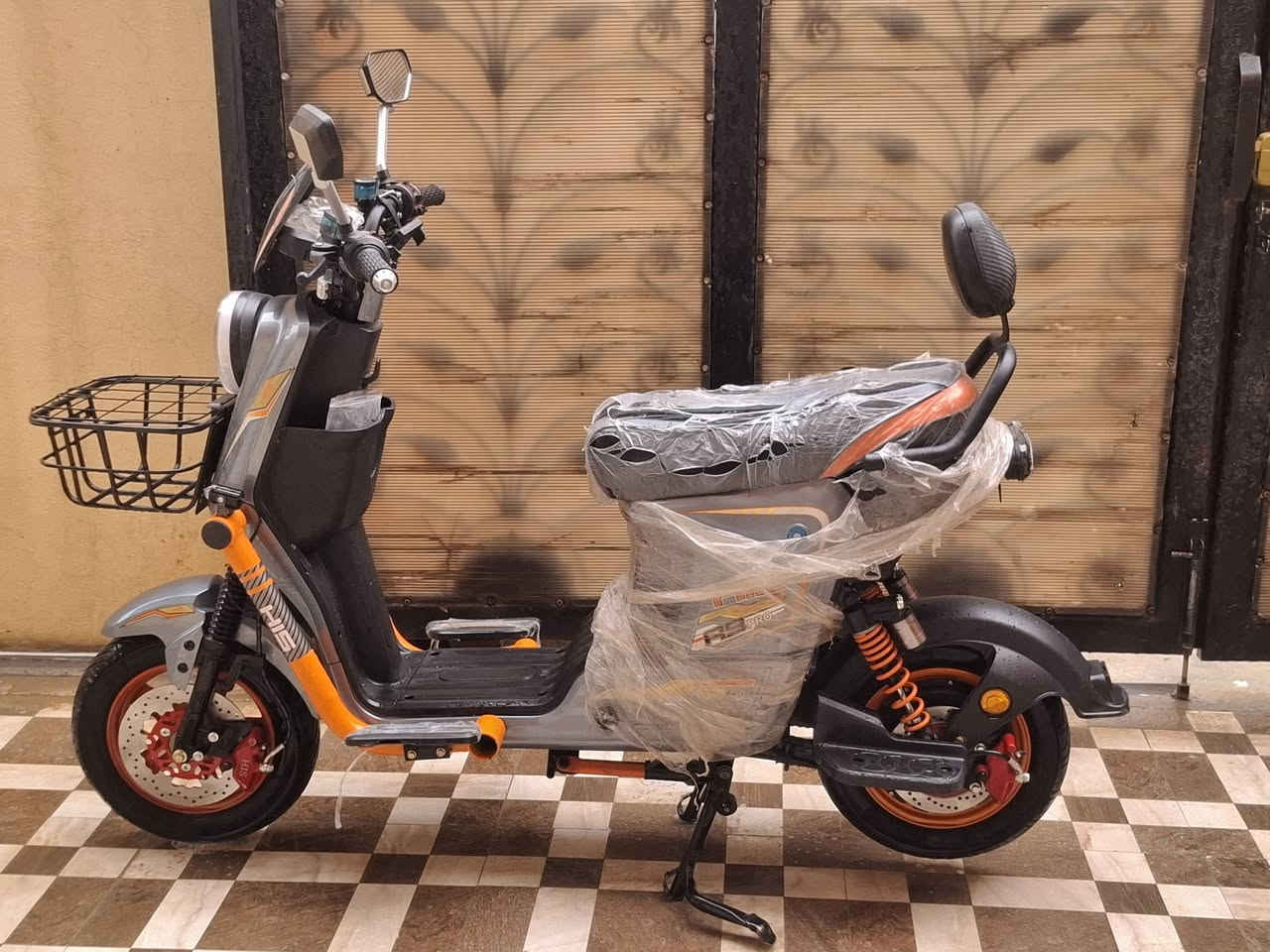 دراجه شحن للبيع فول مواصفات بعدها بجيسها شغال سويج بصمه وكارت لايتات اماميه عالي ناصي بريك أمامي خلفي ٤ كير واكيد شاحنتها هم  وياها حجم ٢٠سرعتها تقره ١٢٠ تحمل راكبين وايضاً بيها درع للماطور وسعر خاص***********
