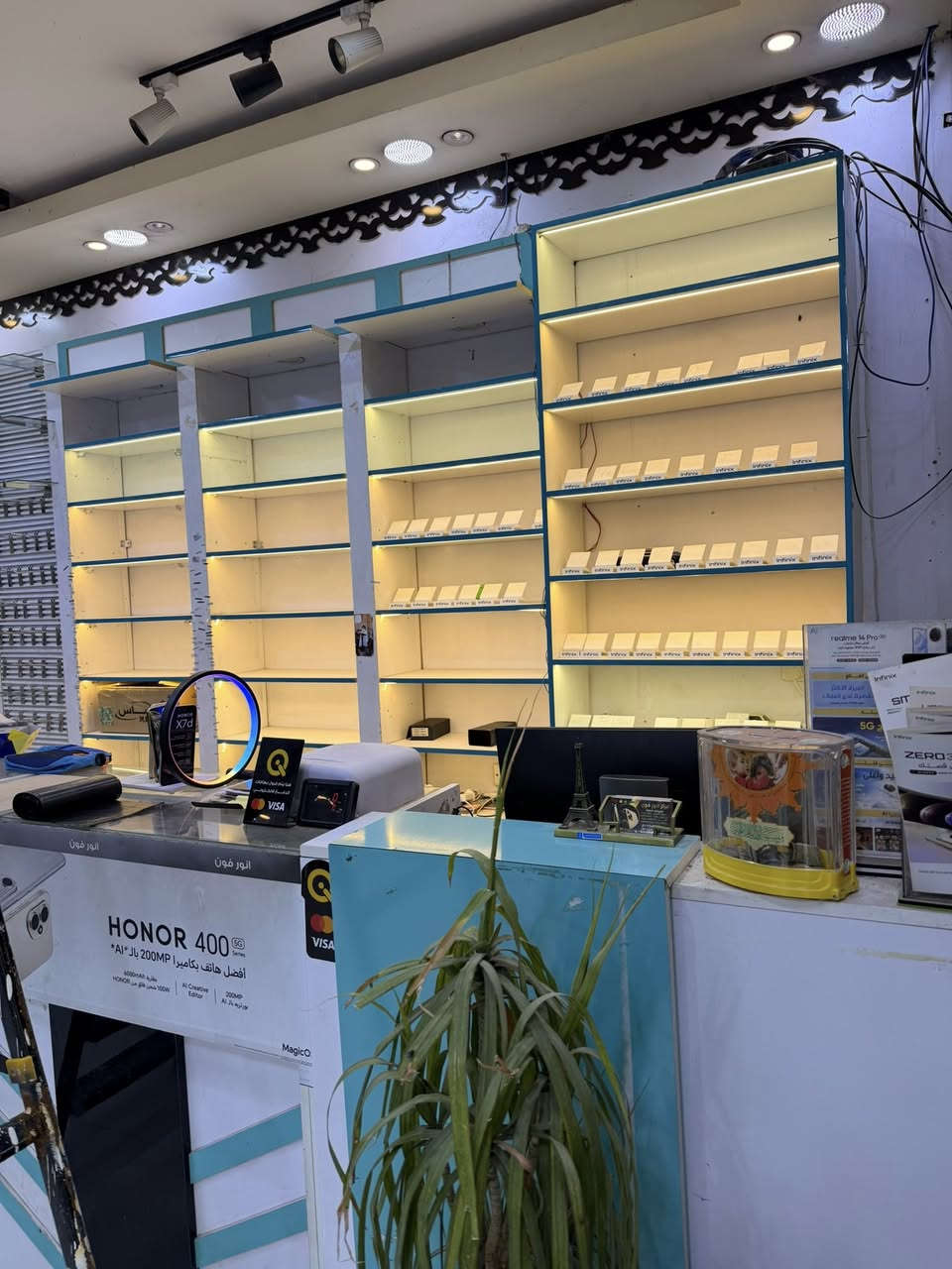 ديكور محل كامل للبيع بعده جديد وبسعر مناسب 2750 الف
***********
