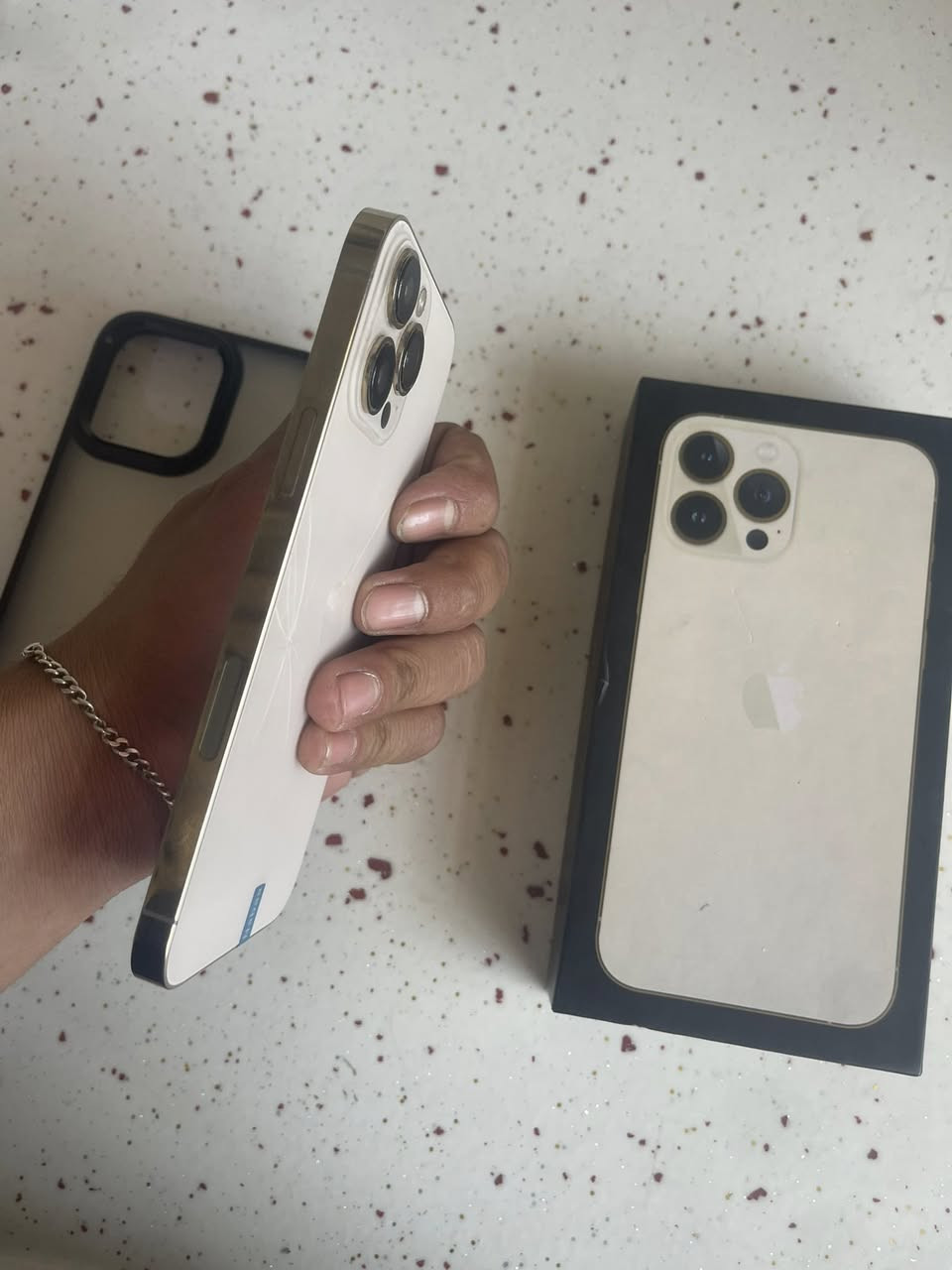 السلام عليكم للبيع آيفون 13 برو ماكس ذاكره ٢٥٦ جهاز جديد بمعنى الكلمه بطاريه ٩٦ زلغ مابي الجهاز ممفتوخ ولا مصلح فقط ضهر مفطور ويا كارتونه فقط السعر ٤٧٥ قفل المكان بغداد ***********
