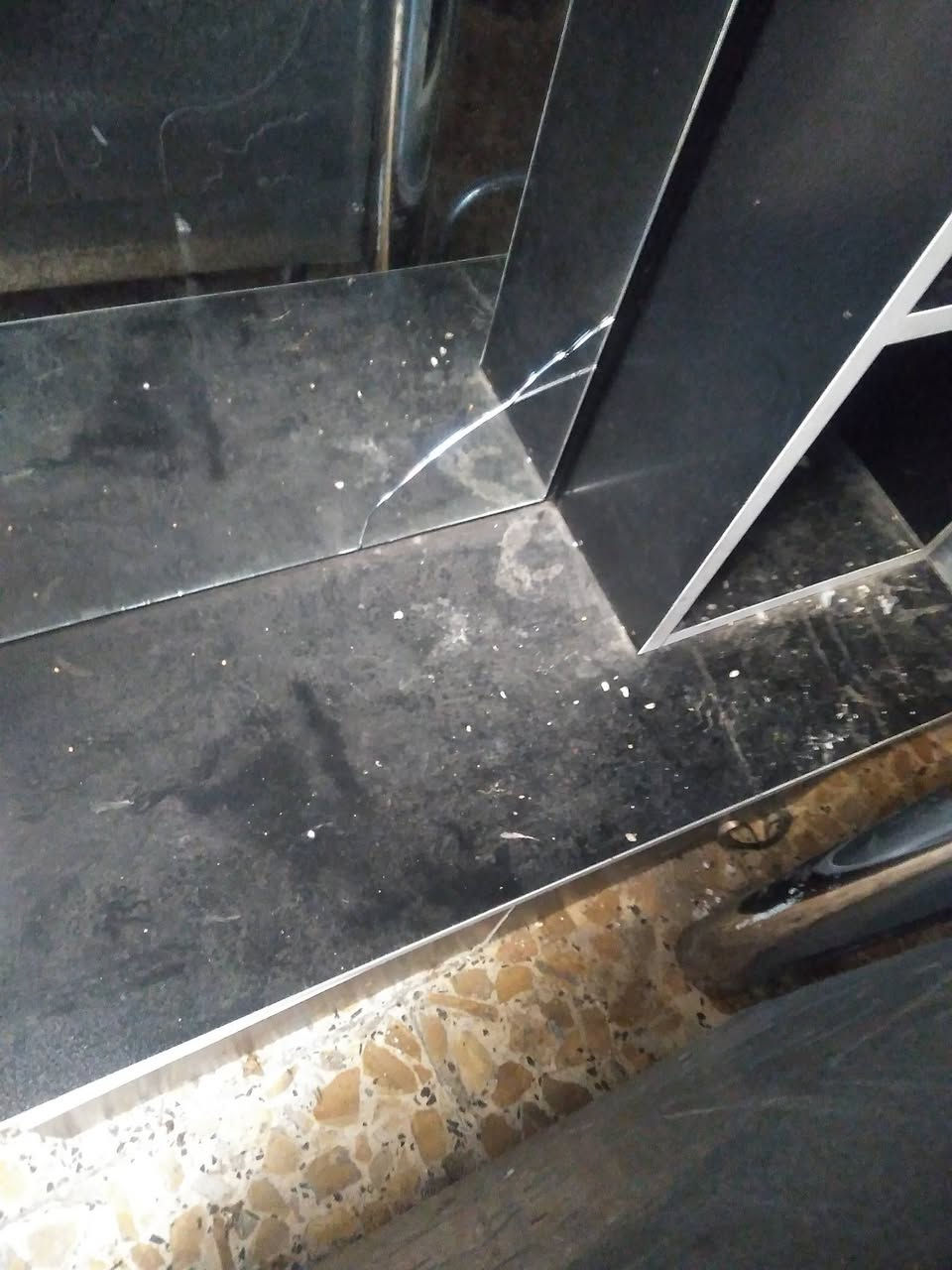 سلام عليكم ميز مرايه تفصال نضيف بس الجامه مفطوره 40 وبي مجال ***********
