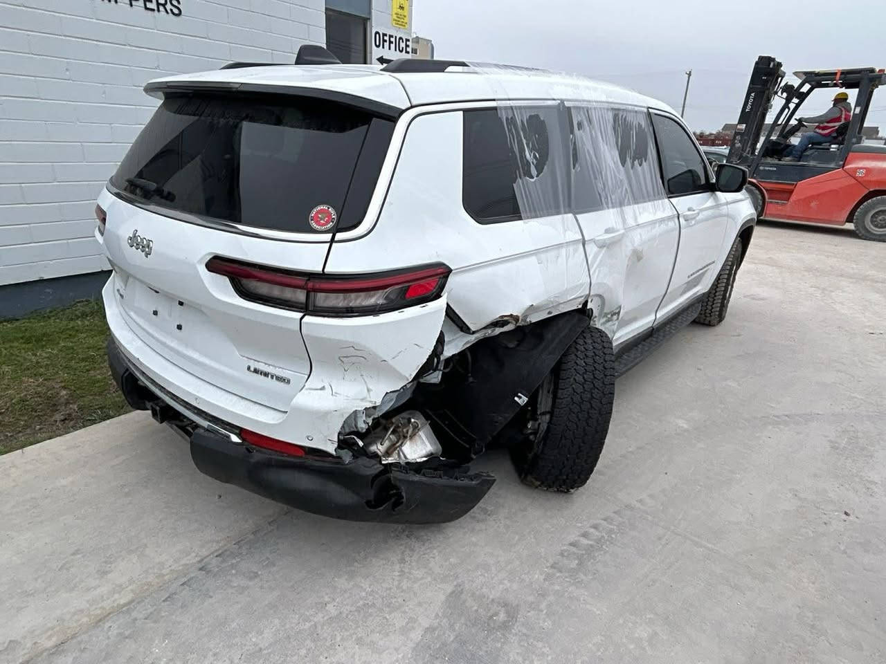 يا الله  سلام عليكم للبيع جيب موديل 2023 رقم بغداد نكليزي بسمي سياره فول مواصفات عدى الفتحه حادثه بسيط بدون ايرباك ولا دواخل سياره كارتون *********** مكاني الديوانيه الدغاره وسعره 330 وبيه مجال حك جيه 
علما اني. مكلف بالنشر
