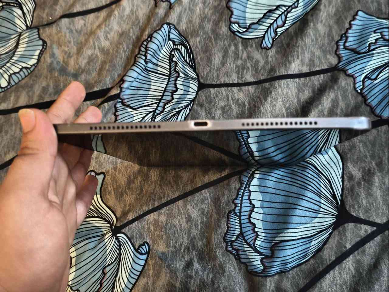 السلام عليكم شباب، للبيع تابلت Xiaomi Pad 6S Pro، النسخة القوية جداً.  تنبيه هام جداً: الجهاز كما موضح في الصور المرفقة، به كسور في الشاشة الأمامية (الزجاج الخارجي) وشطب واضح.  الملاحظة الأهم: الكسر في الزجاج الخارجي فقط، و الشاشة واللمس يعملان بالكامل وبكفاءة 100%. لا يوجد أي تأثير على الأداء أو وضوح العرض، واللمس ممتاز في كل مكان.  أهم المواصفات (الأداء جبار): المعالج: Snapdragon 8 Gen 2 الأسطوري (يشغل كل الألعاب بأعلى فريمات وبدون لاغ). الشاشة: عملاقة 12.4 إنش بدقة 3K وتردد 144Hz (الجودة خيالية). الشحن: شحن سريع جداً 120 واط. الذاكرة: [ 512GB/16GB] غيغا. الملحقات:  الجهاز فقط  مع الكرتونة  الجهاز كامل مكمل من حيث الأداء، الكسر لا يؤثر على العمل ولكنه موضح للأمانة. البيع على حالة الجهاز كما في الصور.  السعر: [500 الف دينار عراقي] دينار عراقي ( أو بيه مجال ).  للتواصل: ا الاتصال على الرقم: [***********]. جهاز مواصفات قوية جداً بسعر مناسب 
[العنوان زيونه شارع دار الأزياء العراقيه قرب مكتبه اكد]
