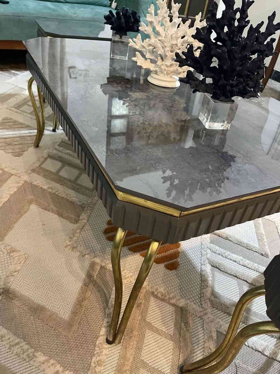 ميز وسطي عدد ٢ للبيع تركي وثقيل
مكاني منصور ***********
