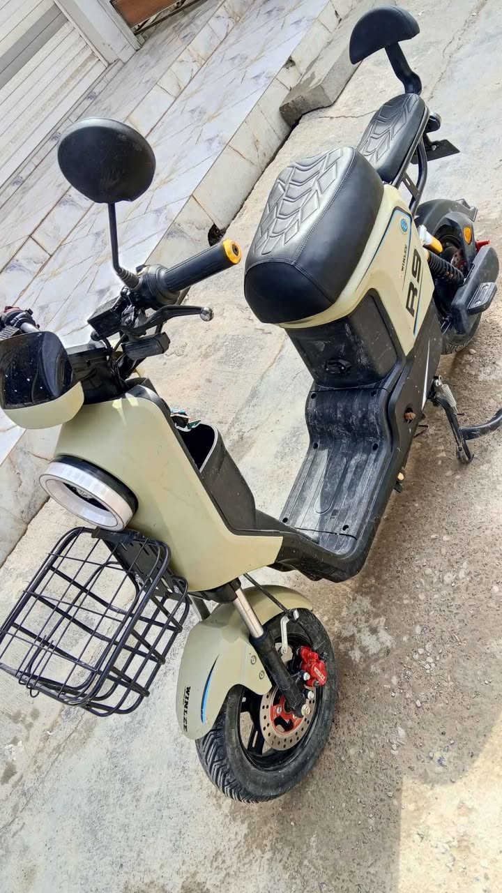 پاسکیل شەحن نایاب کم2000 R9 پاسکیلەکە تازەیە هیج کێسەی نییە بەس دوو ئشارەی عیش ناکات سعری 550و مەجال مەعامەلە رەقەمی تەلەفۆن _*********** طوز, صلاح الدين
