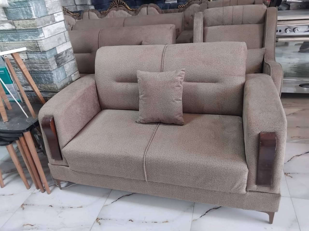 السلام عليكم 
تخم ١٠ مقاعد مودرن نظيف فول ستخدم قليل سعر ٣٧٥ مكان بعقوبه شارع تحرير بهرز مجاور قاعات بيانو مقابيل مستشفى الحياه استفسار ***********
