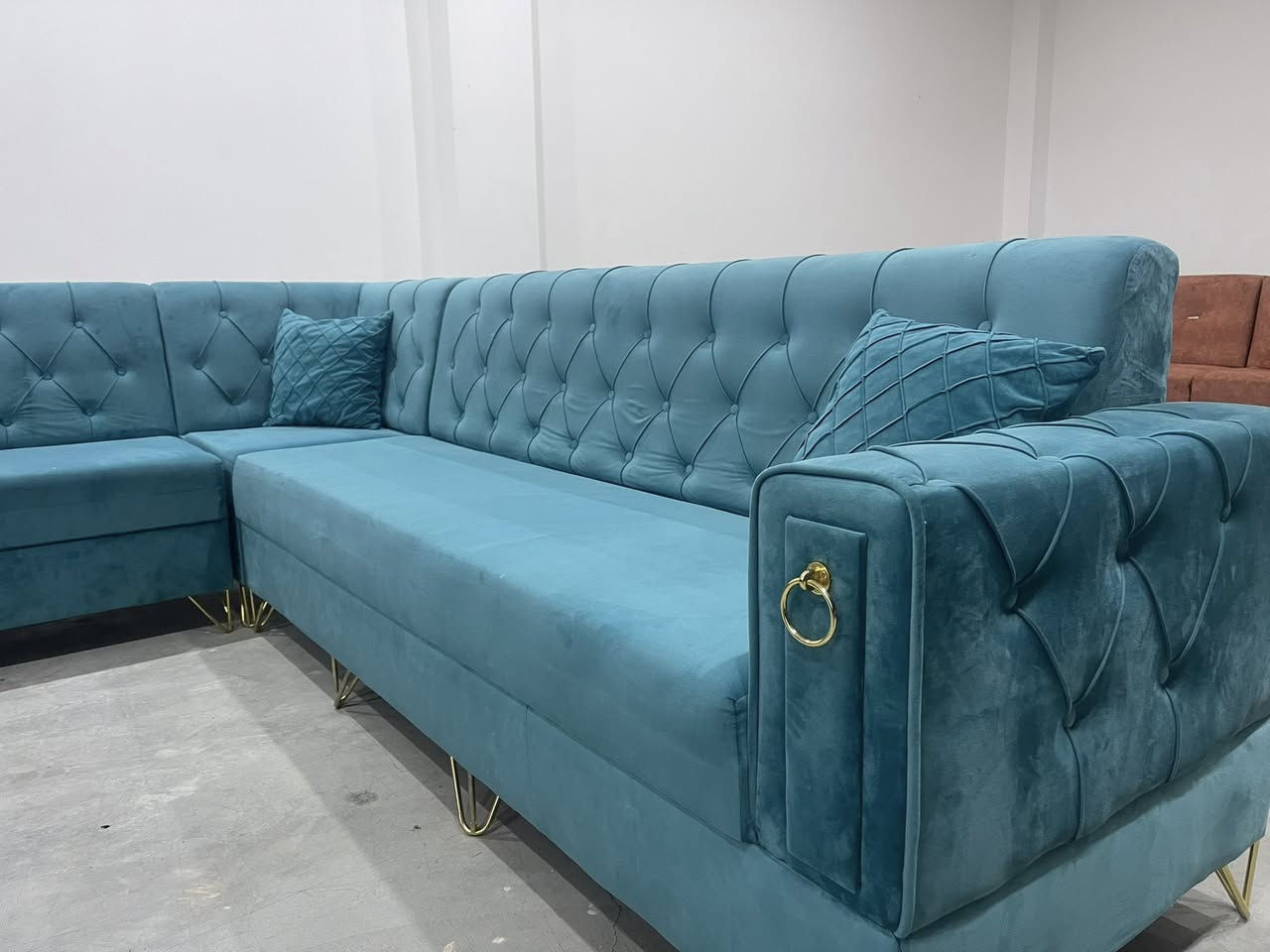 L
ئەم ئێڵە بۆفرۆشتن دەست کردە 
زۆر پاکو بێ عەیبە 9 نەفەریە تابڵێی
شتێکی نایابە قاچەکانی هەمووی ئاسنە 
ژم***********
