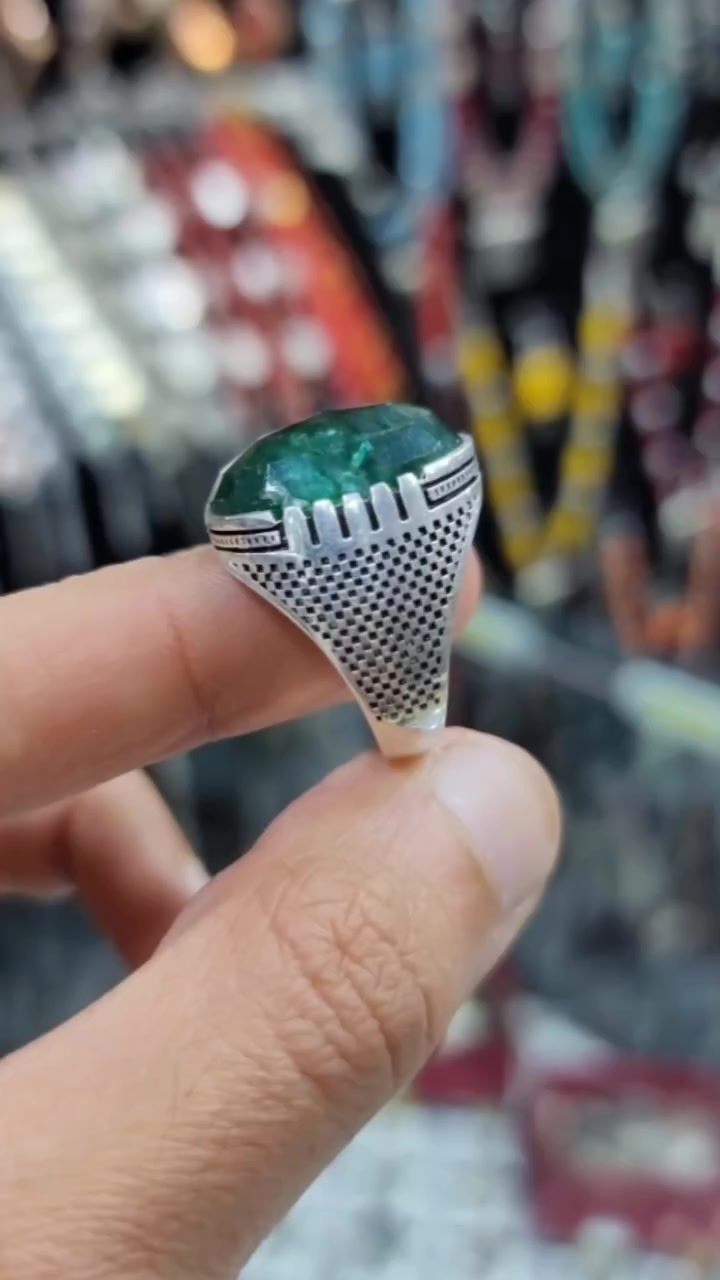 💚 زمرد طبيعي بلونه الملكي…
يتتوج على فضة مصاغة بإتقان، بتصميم رجولي ثقيل يفرض حضوره من أول نظرة.

هذا مش خاتم عادي…
هذا قطعة تعكس قوة، ذوق، ومكانة.
الزمرد حجر الصفوة…
والصفوة ما يلبسوا إلا شيء يليق باسمهم.

إذا كنت تدور على قطعة تميزك في كل مجلس —
وقّع حضورك اليوم.
⚡ لا تنتظر كثير… القطع المميزة تختفي بسرعة.
راسلنا الآن واحجزه قبل ما يصير ذكرى عند غيرك.
M:00967 780008053 
#زمرد #خاتم_زمرد #خاتم_رجالي #فضة_فاخرة #أحجار_كريمة


**إذا كنت صاحب هذا الإعلان وتريد حذفه لأي سبب، رجاءا أرسل رسالة إلى الدعم الفني**