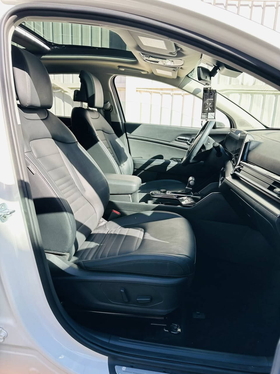 السلام عليكم ♥️
سبورتج 2025 برستيج فـول 1/1 
السيارة مكفولة من الصبغ ضررها كسر بلدعامية بدلتها نفس اللون 

مواصفات :-
بنوراما 
بصمة + بصمة ابواب
كراسي تدفئة وتبريد 
شاشة متصلة كبيرة 
رادار جانبي خلفي
صندوق كهرباء 
كراسي ثنين كهرباء + جلد 
4*4 دفع رباعي 
ماوس تحكم وضعيات
حساسات امامية خلفية 
وبقية مواصفات ال4X معروفة 

السيارة بأسمي دخول جديد 

السعر 22,700 $ بــدون رقم وبيها مجال جداً بسيط
***********
