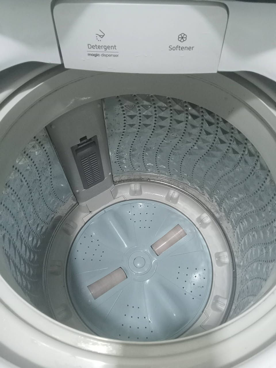 غسالة اوتماتيك سامسونك الحجم 15 كيلو نضيف جداً تغسل بطانيه ام النفرين السعر 250 العنوان البصرة كرمه علي الاتصال على هذا الرقم ***********
