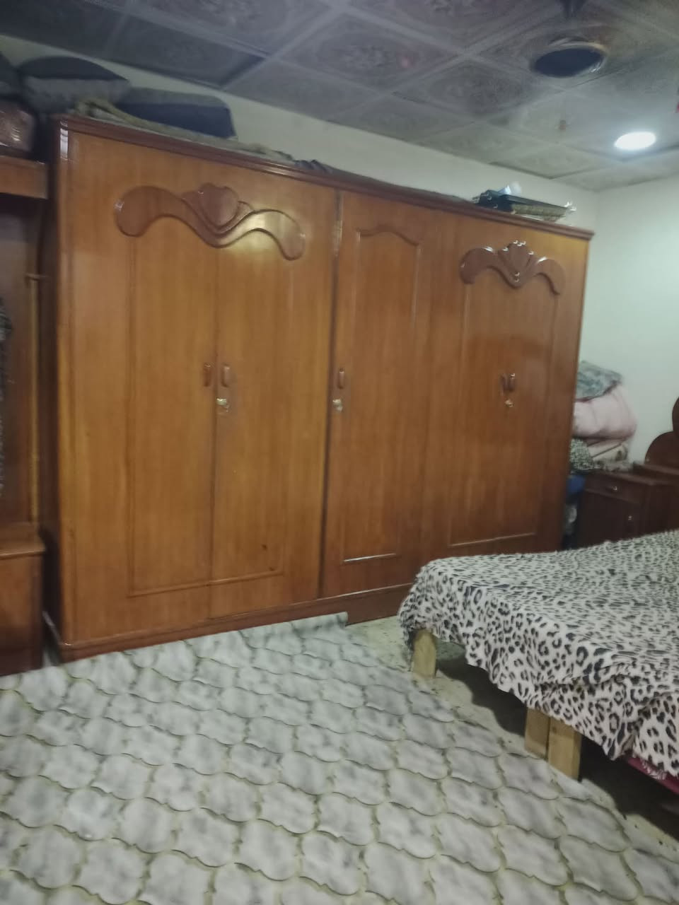 السلام عليكم غرفه للبيع الغرفه صاج عنواننا الديوانيه شارع المواكب الغرفه نظيفه رقم الموبايل***********

