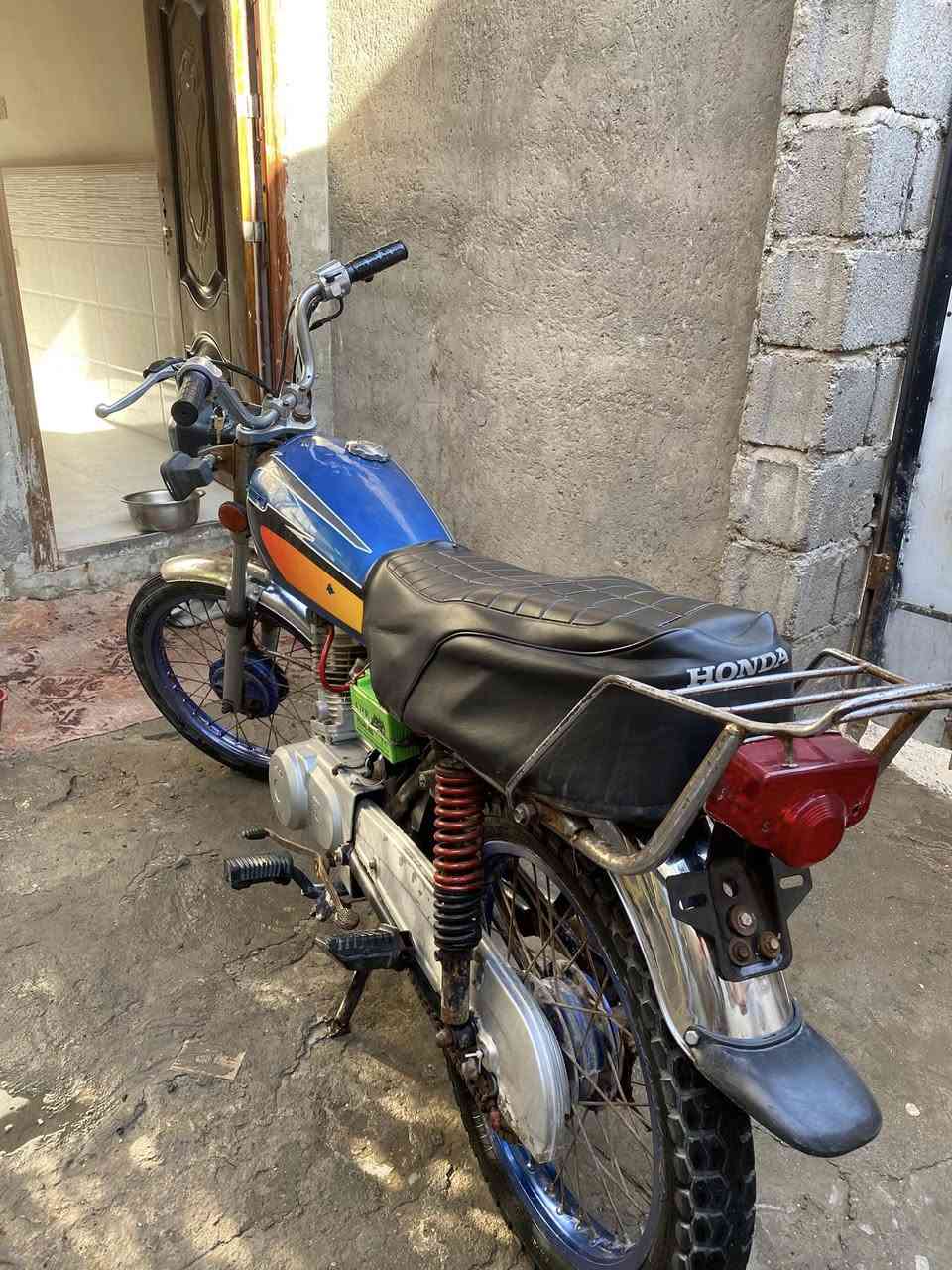 سلام عليكم للبيع دراجه ايراني نامه كلك مكينته كلش نضيفه وحلوه ونهضته قويه وكهربائياته كامله ناقصه بس اشاير،سعره 450 الف وبيه مجال مكاني الحيانيه 
الرقم ***********
