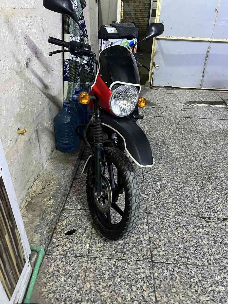 سلام عليكم عندي دراجة بوكسر رقم وسنويه بغداد الموديل 23 دراجة اي نص مابيهه مكفوله لا مجفته ولا مفتوحه ماشيه 5000 حقيقي سعر 2700 بيه مجال شي قليل المكان المحمودية حي 18 قرب مدرسه الحشد الشعبي رقم الهاتف ***********   *********** اليحب يتصل
