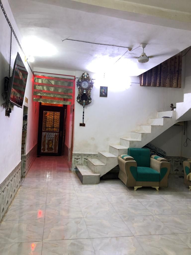 بيت للبيع مساحته 160متر ركن شارع تبليط ورصيف طابقين عكاده طابوق ثلاث غرف وصالتين وديوانيه ومطبخ وصحيات سديناويه شارع صيدلية الروان البيت زراعي التواصل على الرقم ***********يوجد  وات ساب
