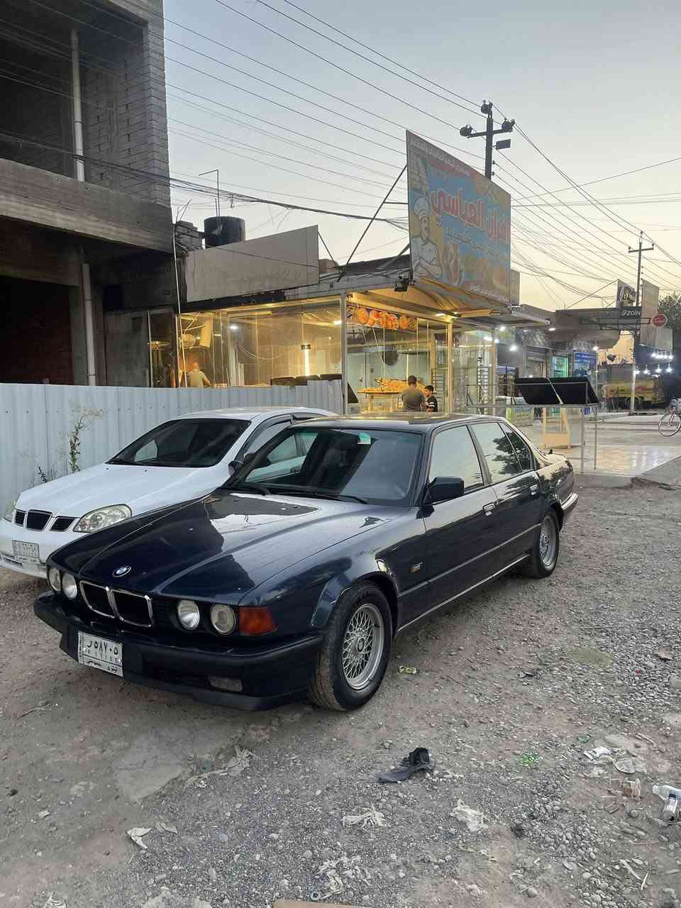 Bmw 1990 730
السيارة اعلى موصفات 
المواصفات 
جلد 
كشنات كهربائي 
كشنات تدفئة 
بردة خلفية كهربائي
تحكم مراية 
كمبيوتر 
فتحة سقف 
بردات بواب خلفية 
قطعتين تبريد 
شاشة GD
نظام ASC + PDC
السيارة صبغ عام جمالية 
محرك وكير كفالة 
كهربائيات تشتغل بنسبة ٩٠٪؜
سعر السيارة ٥٩ وبيها مجال 
موقع السيارة موصل 
***********
