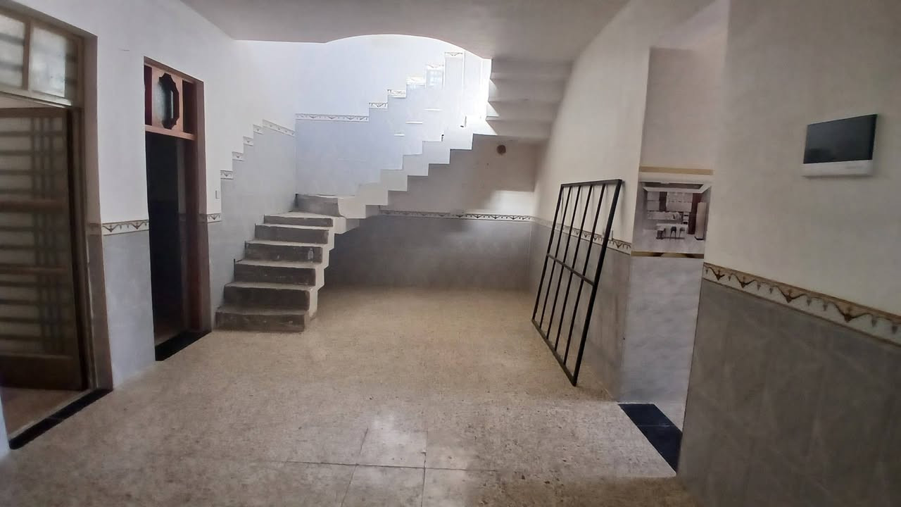 سلام عليكم 
بيت البيع مساحه 200/متر 
العلم. البيت فارغ يعني تجي كبل تسكن بي
العنوان حميديه القريه مقابيل ساده الطوال بفرع جاسم زامل بيته الجديد 
البيت بنيانه حديث 2024
السعر خاص البيت كلش سعره مناسب
الستفسار رقم 📱 ***********
