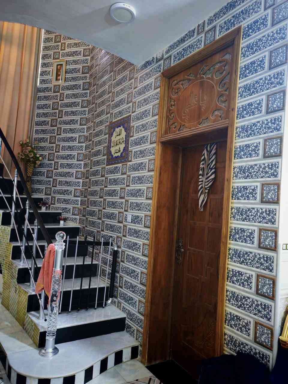 بيت مساحه 200متر واقع حال اكثر
العنوان شارع30 الخدمي الذي يربط بين الحولي والسكه سنتر على شارع خدمات كامله وشوارع عريضه وقريب
يتكون من غرفتين كلدور صاله مطبخ حار بارد
مع مجمع صحيات كامل مع كراج وحديقه بناء طابوك صب طابو زراعي سند25
مكتب وعقارات الوارث
***********
