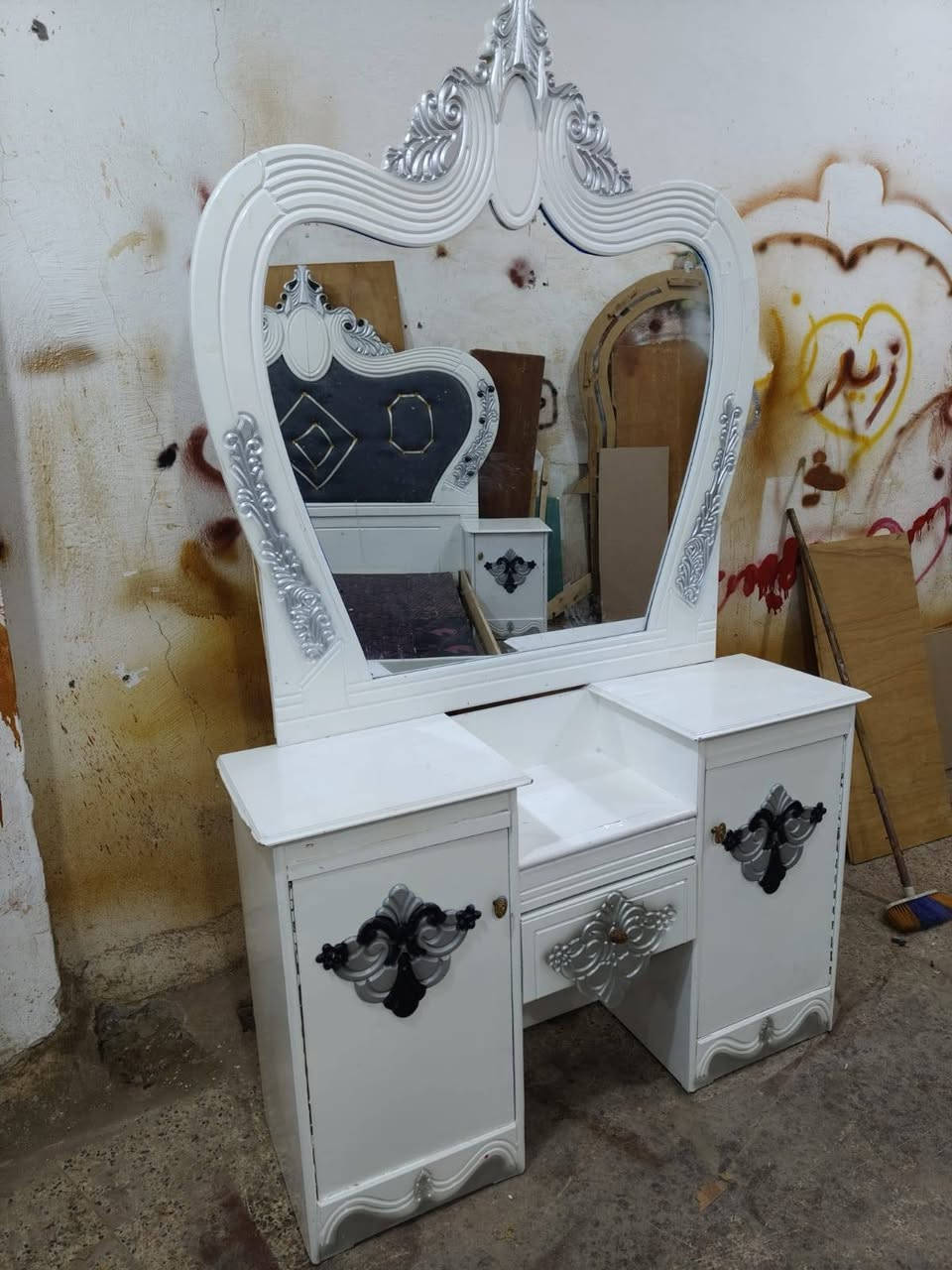 للبيع غرفه عراقي تسكام بيضه استعمال قليل السعر ٧٠٠ قفل الرميثه مجاور اهل الذهب *********** ابو وهاب النجار.    الزاويه بصف الكنتور نفس القياس الارتفاع
