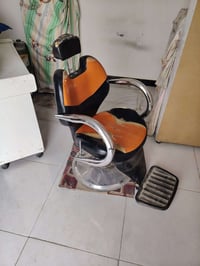 كرسي حلاقة للبيع السعر 40 ألف 07832450889
