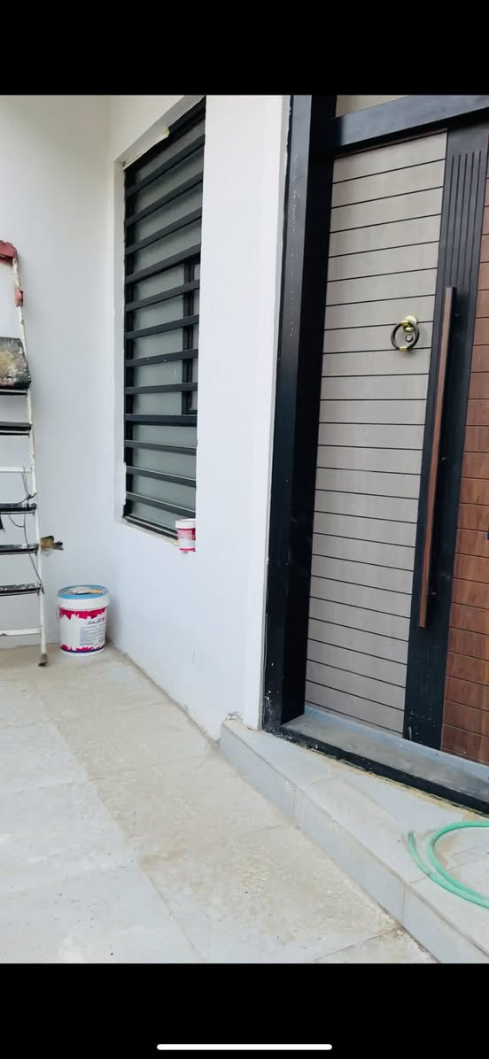 بيت للبيع  مساحه 100 متر واجهه 6.25 بحي دجله مربع ثاني بشارع 25 جديد زيرو طابقين وبيتونه يحتوي على 3 غرف نوم كبار وصاله كبيره وهول داخلي كبير ومطبخ وخدمات للاستفسار ***********
