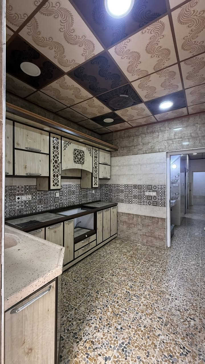 السلام عليكم 

دار للبيع 🏠 

الموقع 📍
حي السماح الاركان قرب سايدين 30 اول فرع 

المساحة / 150م طابق ونص 

 الطابق الاول: هول واستقبال ومطبخ وصحيات 
وغرفتين نوم ومناور عدد ثنين 

الطابق الثاني : غرفتين نوم وهول وصحيات 

البيت بناء حديث كما موضح بالصور 

للاستفسار التواصل ؏ الارقام التالية :

اسيا / ***********
كورك / ***********
