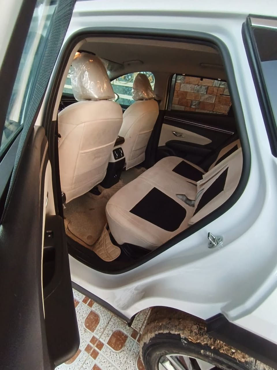 سلام عليكم. توسان موديل ٢٤ مكفوله كفاله عامه فول موصفات واحد على واحد عده البنراما كشنات كهربائي جهتين كشنات جلد  مري شفط حساسات امامي خلفي كامره جبيره دوره سايد ابريك بصه  دشبول لونين  كل الموصفات بيها سياره جديده ماشيه ٥٥سعر ٢٢٥بيه  مجال حك الجيه  ***********
