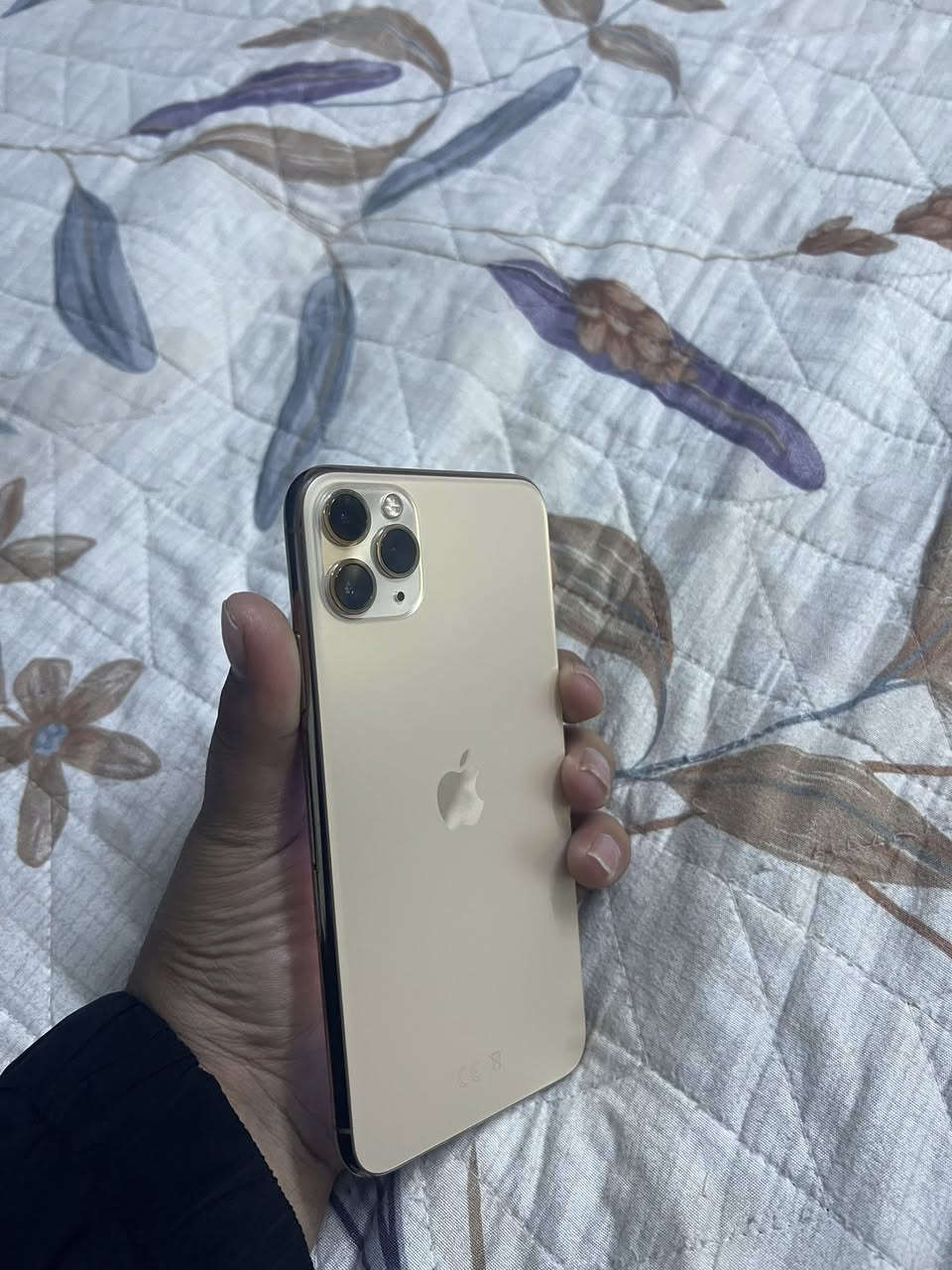 ايفون 11 برو ماكس (((( قطعه مميزه )) مستبدل فقط فقط بطاريه من ابل اصليه وباقي الجهاز وتر بروف للبيع 📱✅ :- 
لون ذهبي مميز ✅
ركز ركز ذاكره 512 ✅
بطاريه 100 مبدله من ابل اصليه ✅
شاصي وضهر كفاله حت من الزلغ ✅
الجهاز كله بلادي  من البرغي للبرغي كفاله عامه من الزلغ والشخط الهل درجه نضيف وعله ايد وحده فقط مستبدل بطاريه اصليه وباقي وتر السعر 300 
العنوان بغداد الكرخ 
***********
