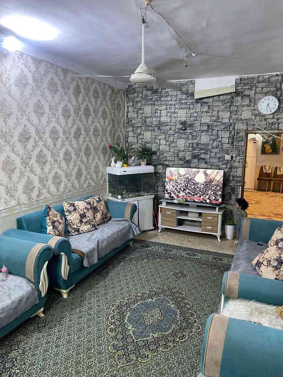 🏡✨ فرصة حلوة للبيع في كربلاء المقدسة – بيت مرتب وجاهز للسكن ✨🏡

إذا تبحث عن بيت مناسب إلك ولعائلتك بموقع حيوي وقريب من كل الخدمات، هاي فرصة جميلة ما تتفوت. بيت مرتب بتقسيم مريح وتصميم عملي يوفر الراحة والخصوصية للعائلة.

🔹 المساحة: 100 متر
🔹 البناء: طابق ونص

تفاصيل البيت:
▪️ غرفتين نوم مريحة (2)
▪️ استقبال واسع مناسب للضيوف
▪️ صالة عائلية جميلة للجلوس والراحة
▪️ مطبخ مفتوح بتفصال خليجي أنيق يعطي شكل عصري للبيت
▪️ حمامين (2)
▪️ تقسيم مرتب واستغلال ممتاز للمساحة

📍 الموقع:
كربلاء المقدسة – شارع الحر / حي الأمين
قريب جداً من مجمع المائدة بفرع أبو دهن، موقع مميز وقريب من الأسواق والخدمات والمدارس، ويوفر سهولة الوصول لكل الأماكن المهمة.

📄 السند: قرار محكمة 25

البيت مناسب للسكن العائلي ويمثل فرصة جميلة أيضاً للاستثمار بسبب موقعه الجيد والخدمات القريبة منه. بيت هادئ ومرتب وجاهز للسكن بدون تعب.

📞 للاستفسار والتفاصيل:
***********

📲 يرجى التواصل للجادين فقط.
