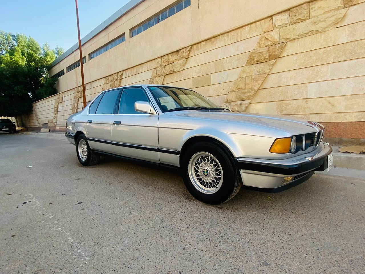 السلام عليكم بيئم موديل 1990الحجم 730سياره جديده مابيها نقص فقط تبريدها والگير بيه مشكله بصيطه مكانها بغداد المحموديه السعر ٤٥وبيها مجال رقم ***********
