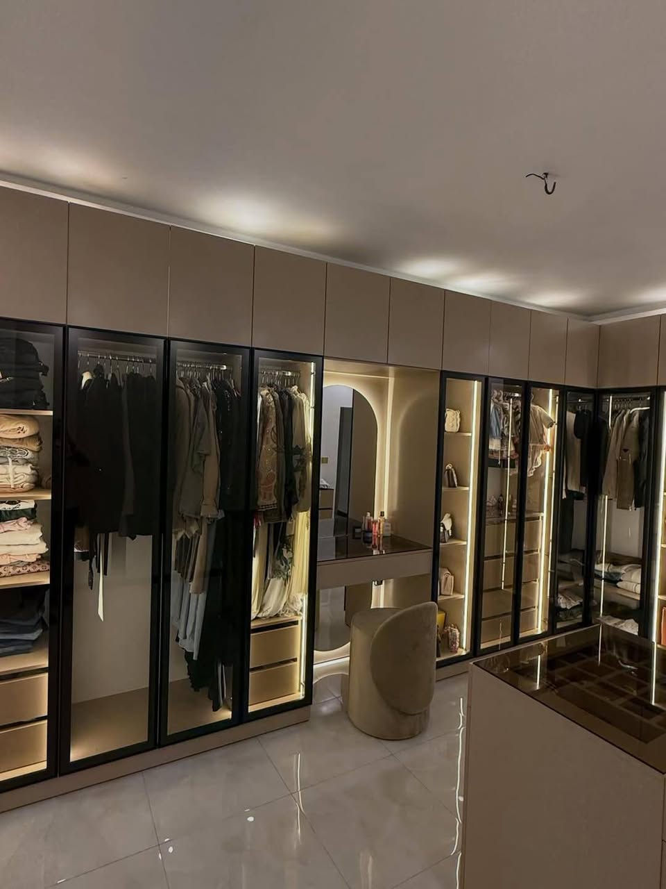عرض خاص مده 10 ايام بس 😍
..صار سعر متر دريسك روم (200) الف 
✔️ مميزات العمل:
✅خشب mdf تركي 
✅ نظام كابينات عملي
✅ مواد درجة أولى
✅ تفصيل حسب القياس
✅ تنفيذ وتركيب داخل بغداد
✅نقل مجاني 
✅كادر مخصص للقياس موقعي
✅سكك مجرات ثقيل
✅نرمايد ثقيل درجه اولى 
✅عمق 55،60
✅مقابض من اختيار الزبون 
✅لون من اختيار الزبون 

📞 للتواصل: ***********
