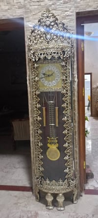 وبركاتة  عندي مزهريه سعره 40 وبيه مجال بسيط  والساعه سعره 50قفل  ورقمي...