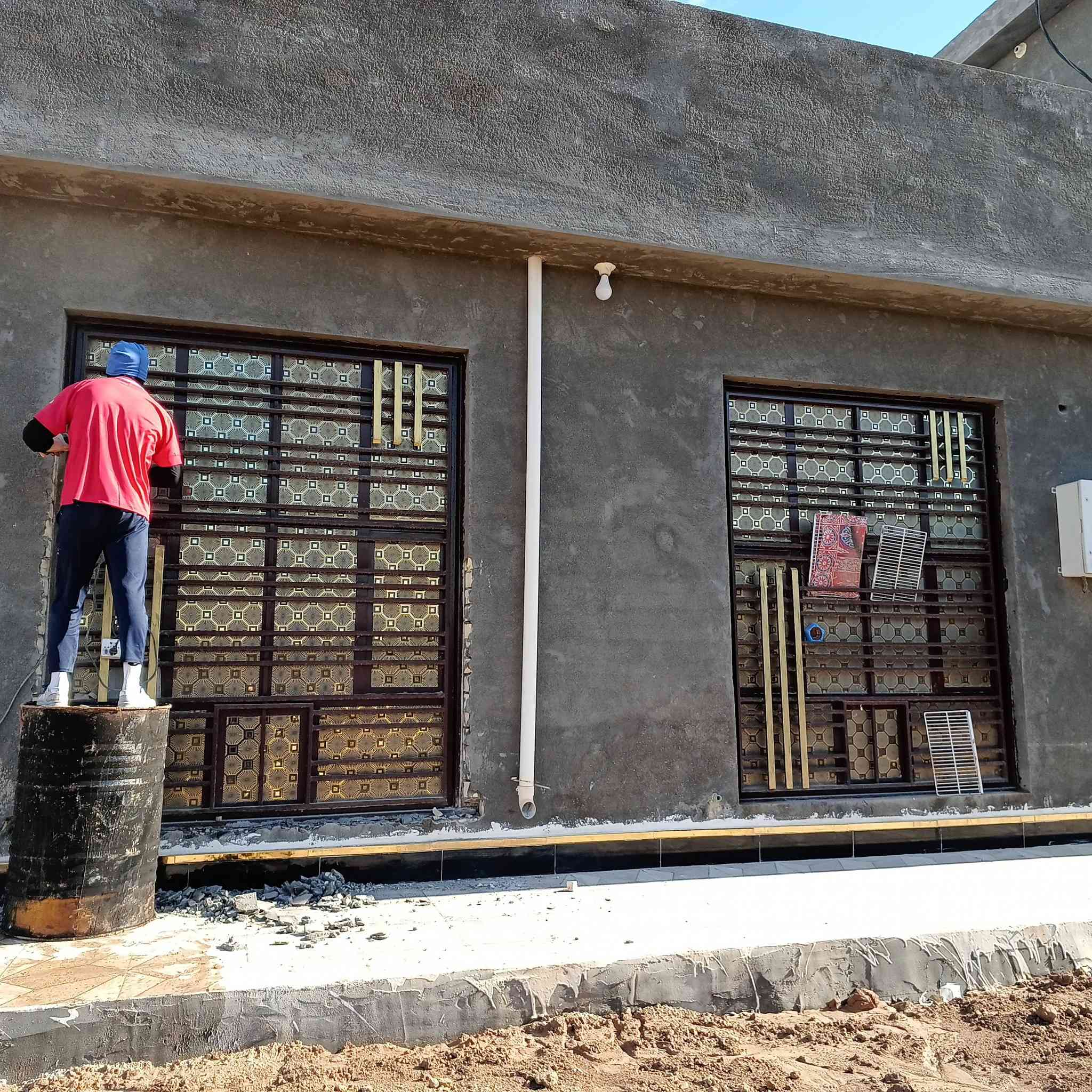 اخوان السلام عليكم شباك عدد 2 الارتفاع مترين ونص والعرض 2 شباك تفصال حديث ثقيل بعدهن جدد 95 نظافته مع الزجاج اتصل على هذا الرقم ***********
