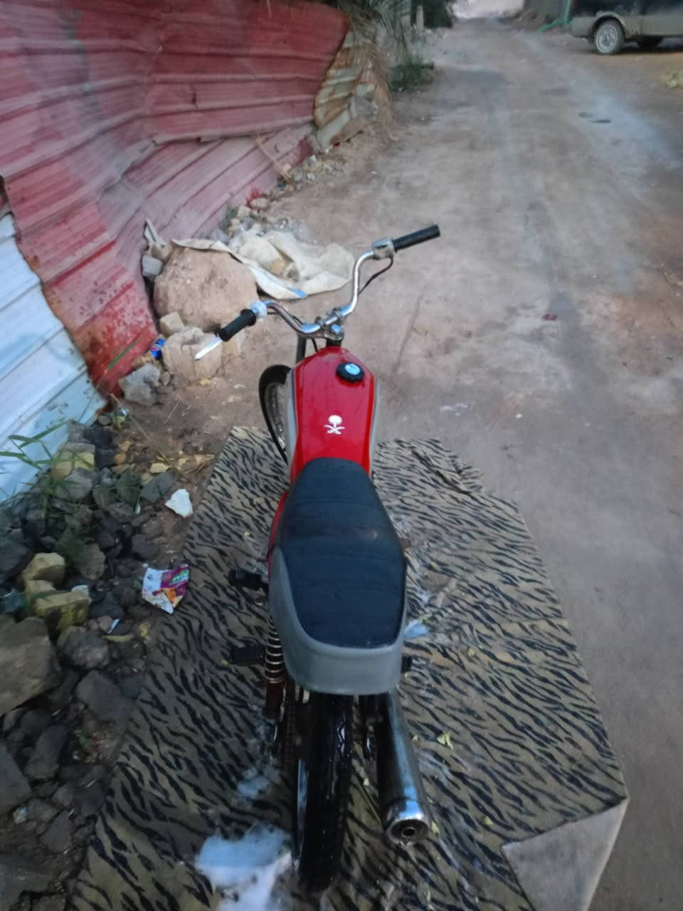 السلام عليكم دراجه للبيع كلك الدراجه مالت عيشه مكينه نضيفه شاصي نضيف تايرات نص عمر طگها هندر وطلع السعر 450 وبيها مجال مكاني الجزيره شط العرب الگباسي الصغير عله الفوك أكفلك من البوكه ***********
