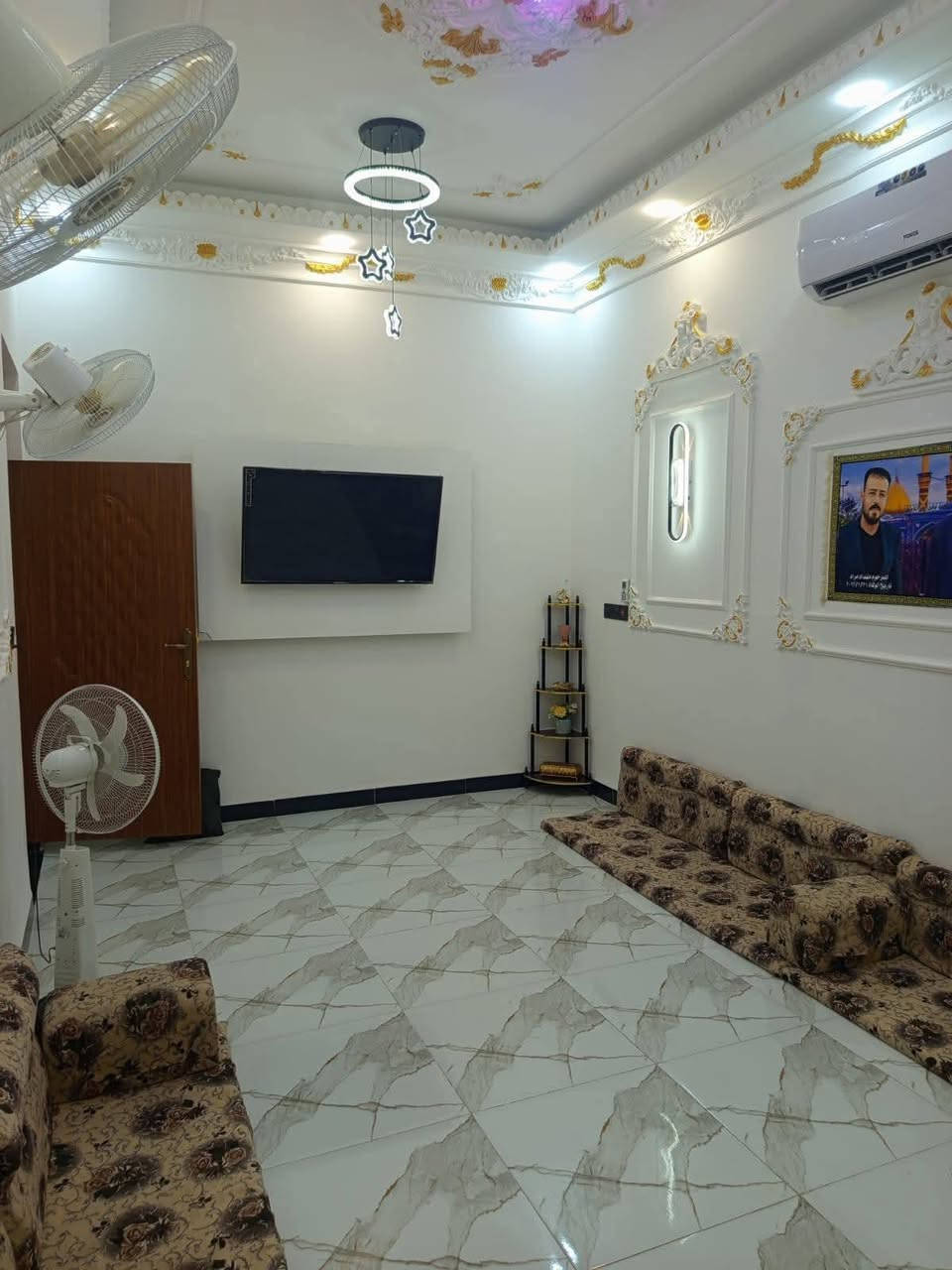 دار زراعي  للبيع  مشمول بل تطويب🏠100متر
طابقين 5×20  يحتوي على 3غرف ستقبال تخاريج داخليه وخارجيه صاله عدد 2+مطبخ 
بناء 🧱 جديد درجة أول خدمات كامله مدارس 🏫اهليه حكوميه 
مقابيل قريته الغدير عمود 253
خلف محطه بركات الغدير 
الأساس صب مركزي 🏗️السقف كذالك صب مركزي جسور على 30سم جسور مخفيه 
درجان دور مكسر 🪜
طابق الأول غرفه+صاله+استقبال+مطبخ 
صحيات داخل وخارج 
الطابق الثاني غرفتين 2+صاله 
باقي التفاصيل مثال ما واضحة بل صور 
الإستفسار ***********امير الكعبي+واتساب
