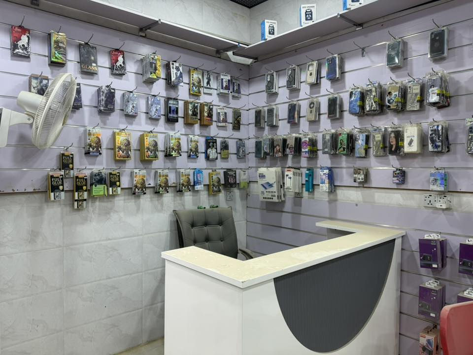 غراض محل موبيلات جاهز للبيع ميز وكرسي وباترينات مع رفوف مع بضاعة كامله مع أدوات صيانة مع سستم كامرات مع لابتوب للاستفسار 
***********
