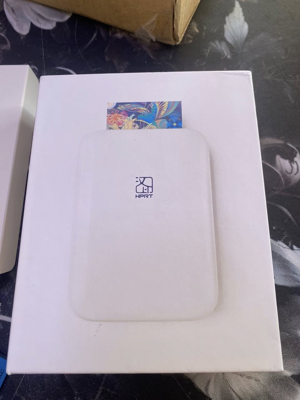 طابعة صور محمولة من طراز HPRT MT53.التقنية: تعمل بتقنية ZINK (Zero Ink) للطباعة الحرارية الملونة دون الحاجة إلى حبر.الاتصال: تتصل بالهواتف الذكية (iOS و Android) لاسلكياً عبر البلوتوث.المميزات: تتميز بحجمها الصغير المناسب للجيب، وتتيح طباعة ملصقات وصور فورية مقاس 2×3 بوصة.التطبيق: تستخدم تطبيقاً خاصاً (مثل "هايفوتو") لتعديل الصور وإضافة تأثيرات الواقع المعزز (AR).

اعلى سعر ابيع


**إذا كنت صاحب هذا الإعلان وتريد حذفه لأي سبب، رجاءا أرسل رسالة إلى الدعم الفني**
