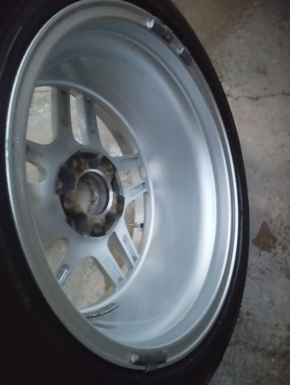 بەناوی خوای گەورە
ئەدمنی بەڕیز
تاقم ئێم 17 دوسایز ویلەکانی سفرە 
درز لەحیم گەڕی لەرزین خواری بەشەرتی یەک مانگ
گۆڕینەوەو فرۆشتن 
***********
