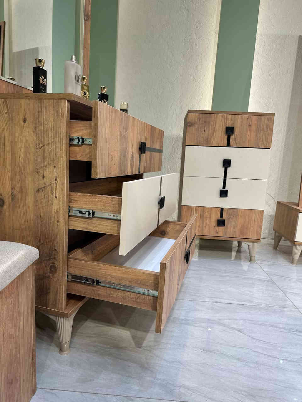 عرض تخفيض اسعار لمده محدوده 
غرف نوم تركي 10 قطع 
كنتور 8ابواب طول الكنتور 3 متر 
الجربايه وي الكومديات 3 متر 
 السرير مخزن جكات 
السعر مليون و 300 الف فقط 🔥 
للحجز والاستفسار راسلونا وات ساب ***********
        ***********
  البصره 
نقل وشد داخل مركز البصره مجاني توجد خدمه توصيل للاقضيه والنواحي والمحافظات الجنوبيه بأسعار مناسبة ملاحظه ما تدفع اي مبلغ قبل لا تنشد وتكمل ابيتك عليكم بس تنزيل الكراتين من السياره لداخل البيت
