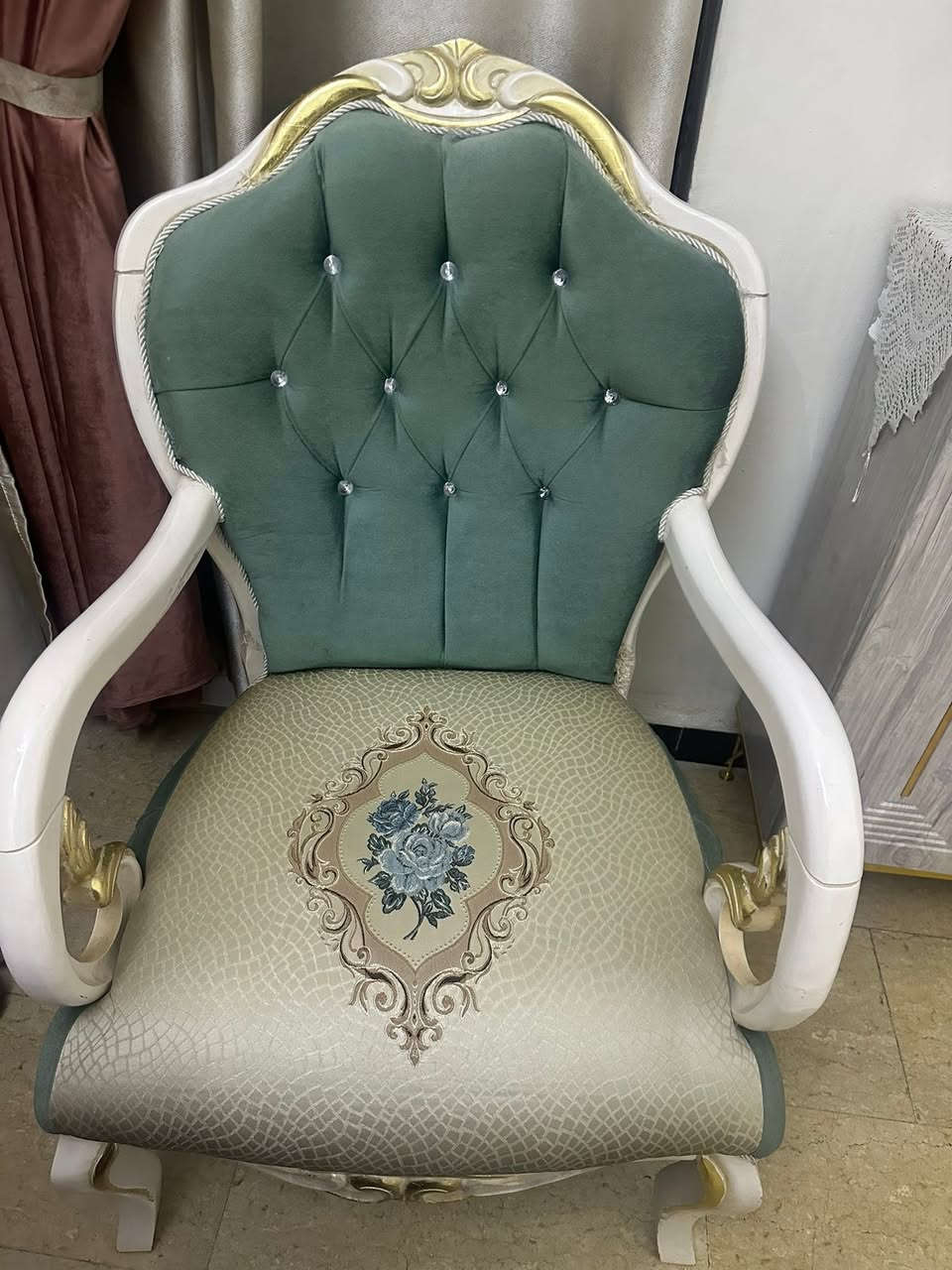 قنفات ثنين ثلاثية  ب٢٠٠ بيهن مجال خشب زان 
مع كراسي ملكي عدد ثنين ١٧٥ وبيهن مجال


**إذا كنت صاحب هذا الإعلان وتريد حذفه لأي سبب، رجاءا أرسل رسالة إلى الدعم الفني**