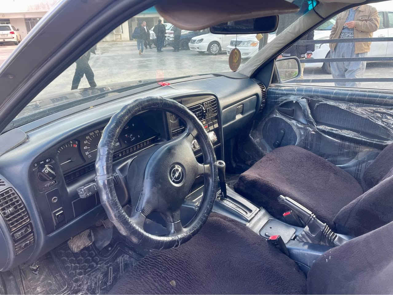 اوميگا١٩٩٢ مه كينه ٢٠ توماتيك
گيرو مه يكنه به شه رت 
چوارتايه ي نوويه. ته حويل غرامه به شه رت 
براؤه ي نه بيت
سعري ٣٣$
***********
*********** كويسينجاك, أربيل
