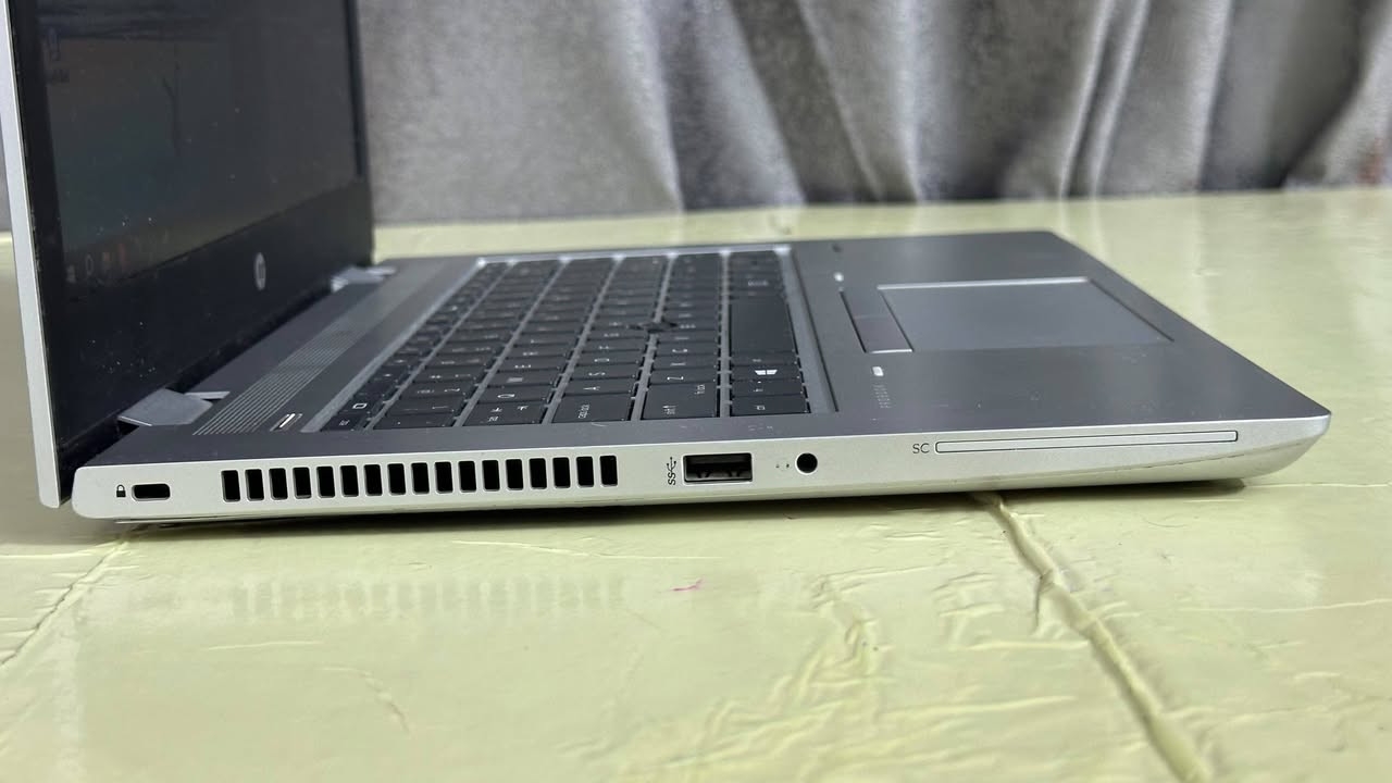 لابتوب HP معالج رايزن 7
Hp probook 645 G4

Ryzen 7 pro 2700u 
معالج رايزن 7 برو فئة 2700

انتبه المعالج رايزن يعني اجياله تختلف عن انتل
هذا المعالج ادائه مقارب للكور اي 5 جيل عاشر وكور اي 7 جيل سابع
الرايزن يكون مناسب أكثر لان كارت الشاشة الداخلي مالته اقوى يكدر يتحمل العاب

16Gb ddr4
رامات 16 كيكا ddr4

m.2 ssd 256Gb (samsung)
+++ Hdd 466Gb (toshiba)
تخزين اس اس دي 256 كيكا  نوع m.2
زائد هارد عادي 466 كيكا
يعني مجموع 700 كيكا تقريبا

كارت شاشة vega 10

يكدر يشغل العاب متوسطة مثل كراند وكاونتر سترايك وفورتنايت 

بطاريته متوسطة
بيه بصمة اصبع
وكاميرا
و 3 منافذ USB
و منفذ HDMI + VGA
وتايب سي
ومدخل sd card

عيوب بسيطة جدا في الغلاف الخارجي للابتوب والشاحنة موضحة بالصور
مامأثرة ابدا على الاداء

تحب انصبلك ويندوز ١١ او ١٠ بكيفك

السعر 425 الف بيه مجال قليل

بغداد حي اور متوفر توصيل
***********
