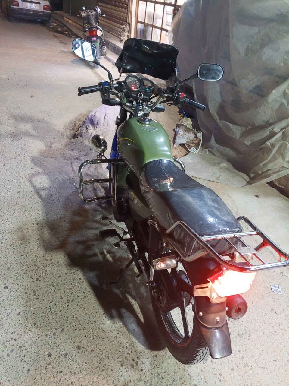 يا الله اللهم صل على محمد وال محمد 
من معرض ابو شوارب للدراجات النارية 
دراجة سولنك ماكس اصلي 2024 نازلة ب25 اوراق 25
اوراق منفيس وكمرك كاملة 
تخم تاير جديد 
عالي ناصي زنون 
نكره سلف 
مكينه مكفولة 
دبلات فول 
بيها درع واضويه زرك وجامه 
كشر وشاصي فول كدام عين 
الدراجة بحقيقه احلى من صور 
السعر 800 وبيها مجال 
مكان بغداد الغزالية شارع ضغط 
واتساب ***********
