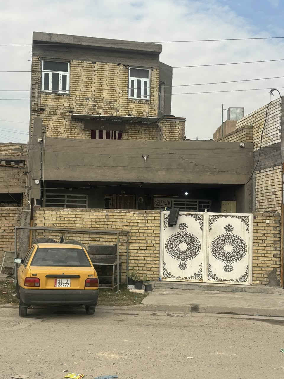 السلام عليكم بيت للبيع المساحه 150 متر علشارع التجاري طابو صرف ليست زراعي العنوان شارع الكهرباء دور المعلمين للاتصال ***********
