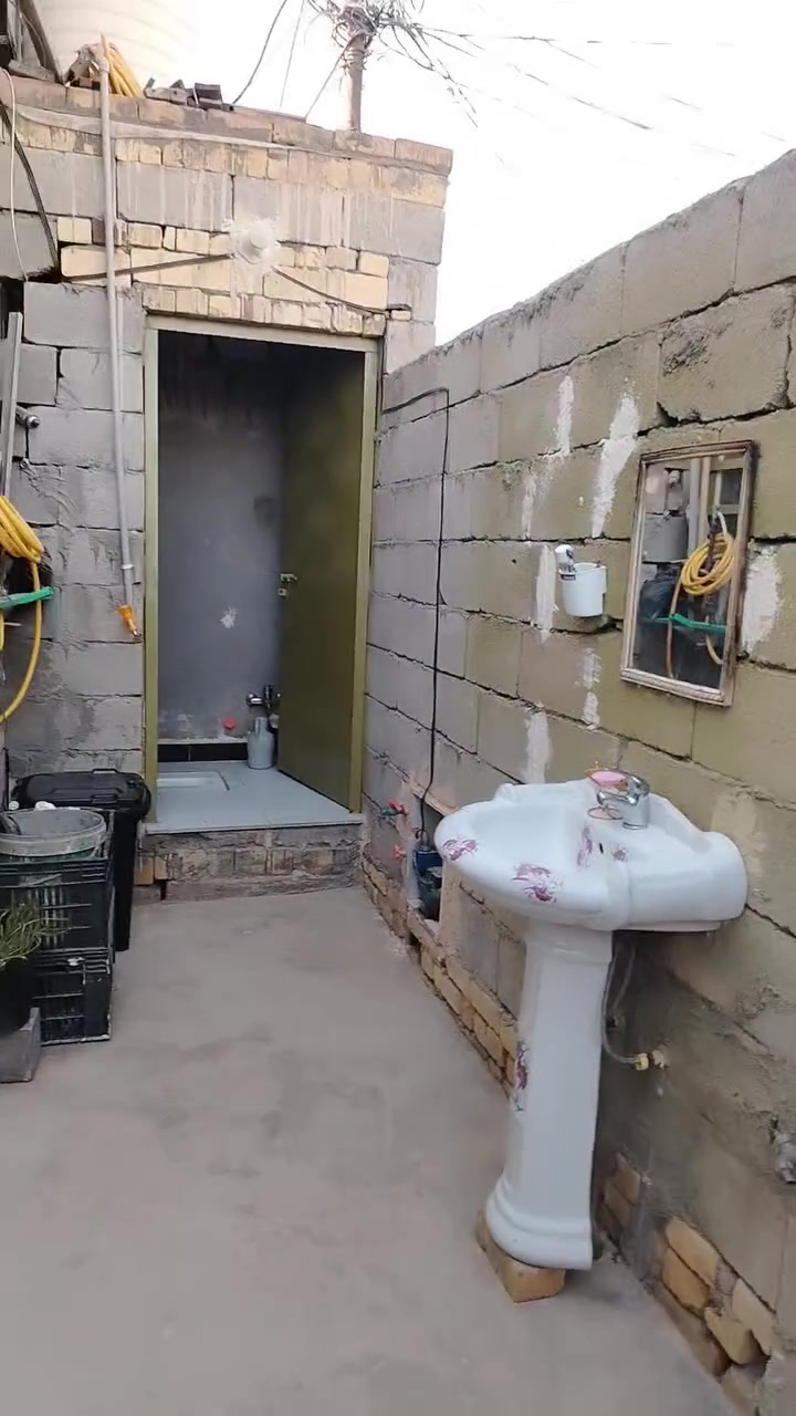 بيت تجاوز بناء جديد وجاهز للبيع يحتوي على غرفه وصاله ومطبخ وديوانيه وساحه
المكان حي الوحده الاسلاميه خلف موسسة مالك الاشتر الاستفسار ***********واتساب  فقط أو خاص
