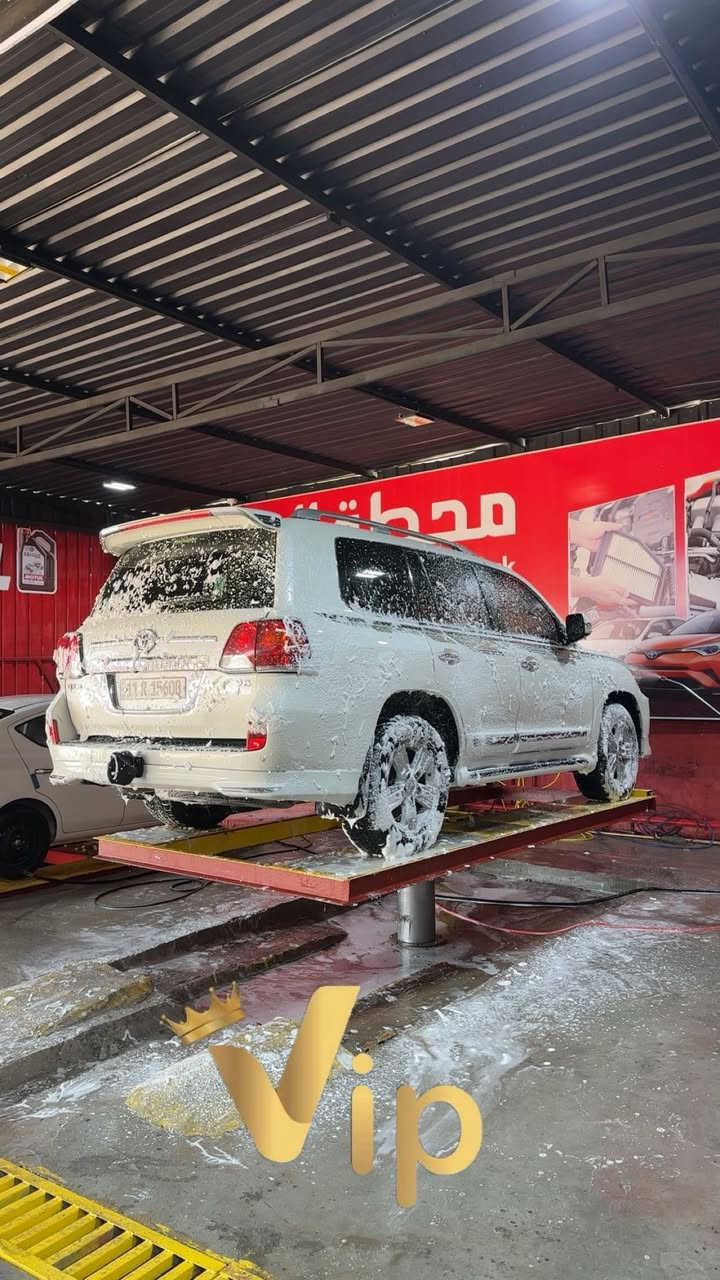 السلام عليكم لاندكروز 2014 بريم اصل مكفوله من الصبغ والفتح فقط بارد مواصفاته معروفه فتحه بصمه ثلاجه تشغيل عن بعد محرك 6 سلندر مري شفط وقلاب يدات نيكل لايت زنون تحكمات ستيرن حداديه جديده كير ومحرك مكفول تايرات نضيفات ماشيه 145 الف حقيقي ماعايزه برغي السياره السعر 395 وبيه مجال بسيط المكان النجف الأشرف كوفه ***********
